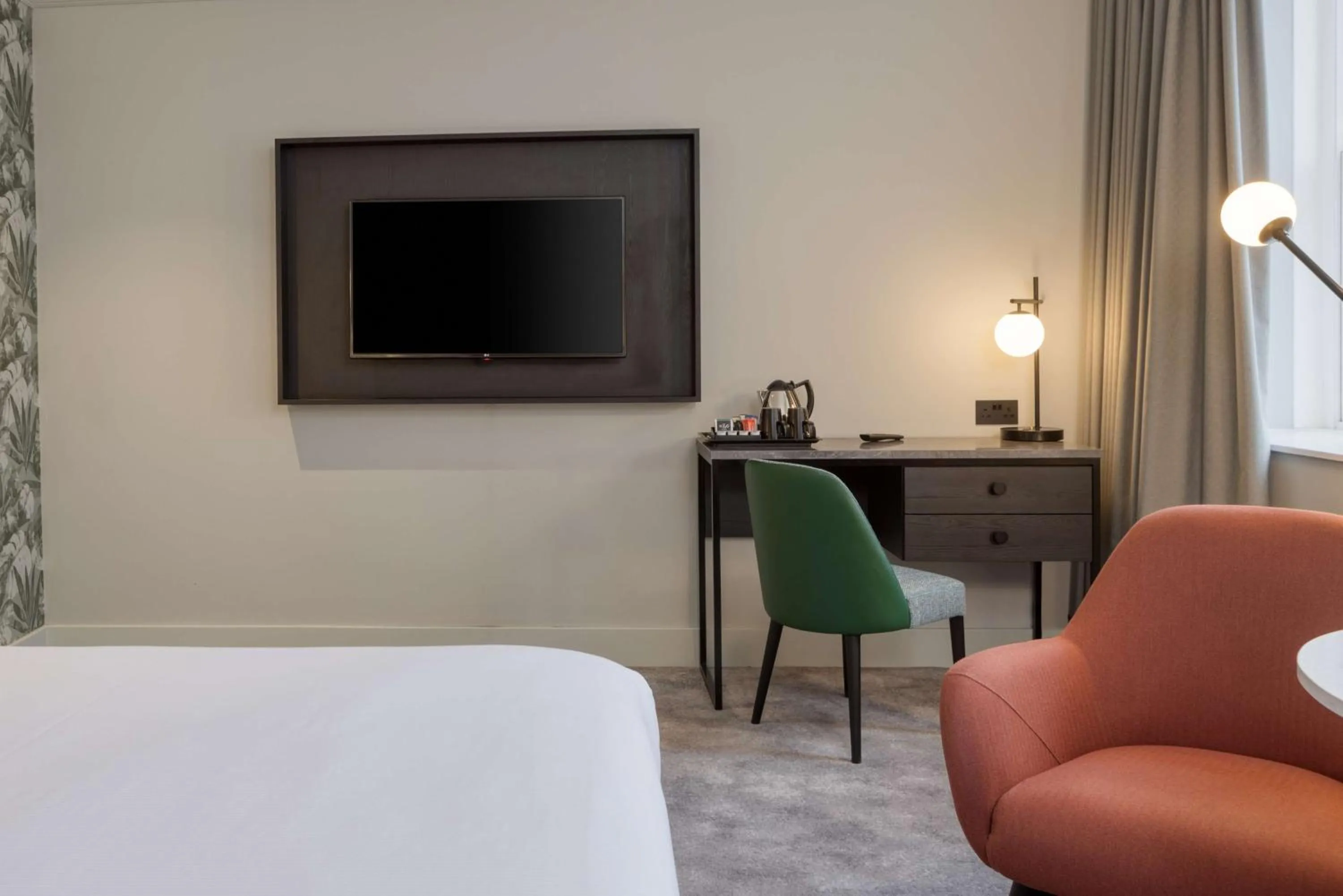 Queen Room in DoubleTree By Hilton Brighton Metropole