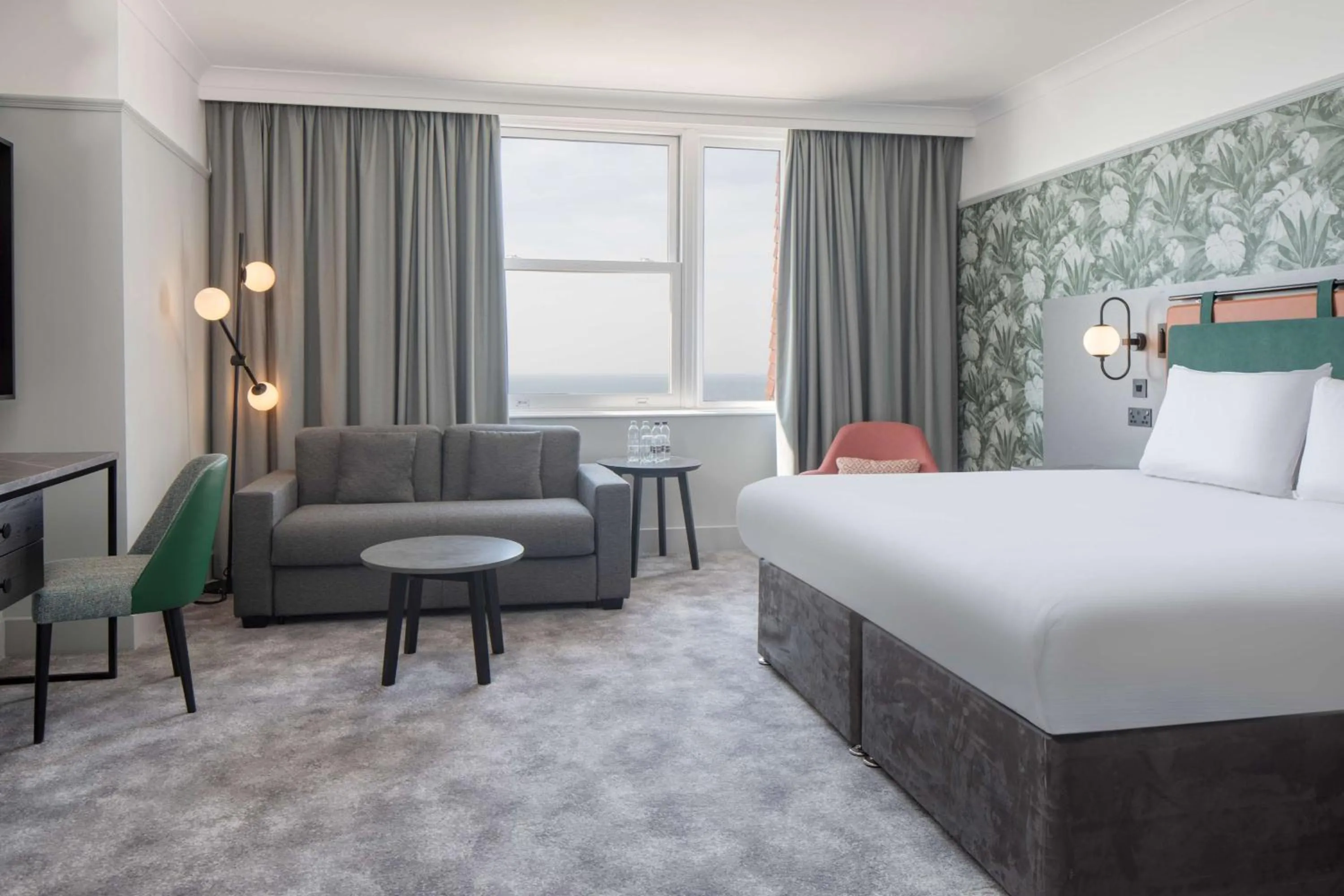 Superior King Room with Sea View and Sofa Bed in DoubleTree By Hilton Brighton Metropole