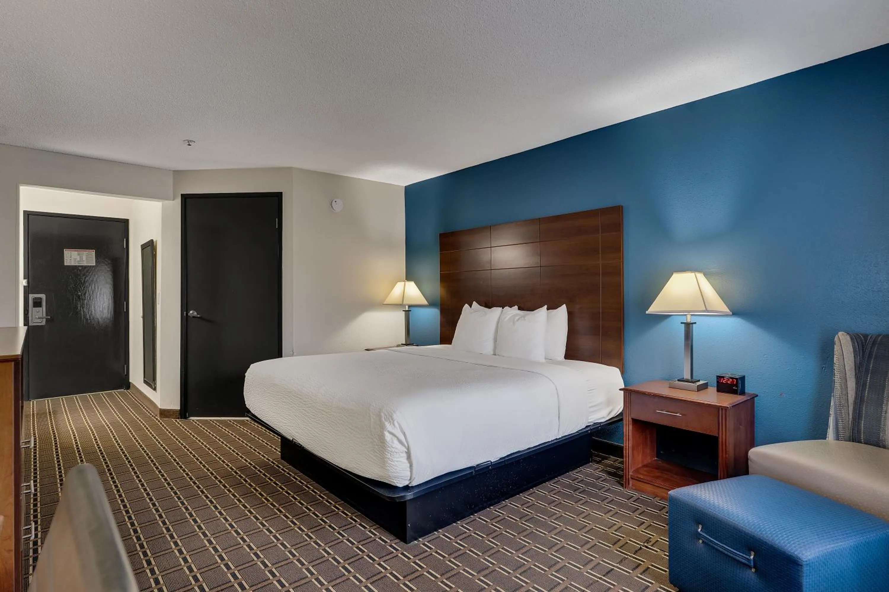 King Room with Roll-In Shower - Mobility Access/Non-Smoking in Baymont by Wyndham La Crosse/Onalaska