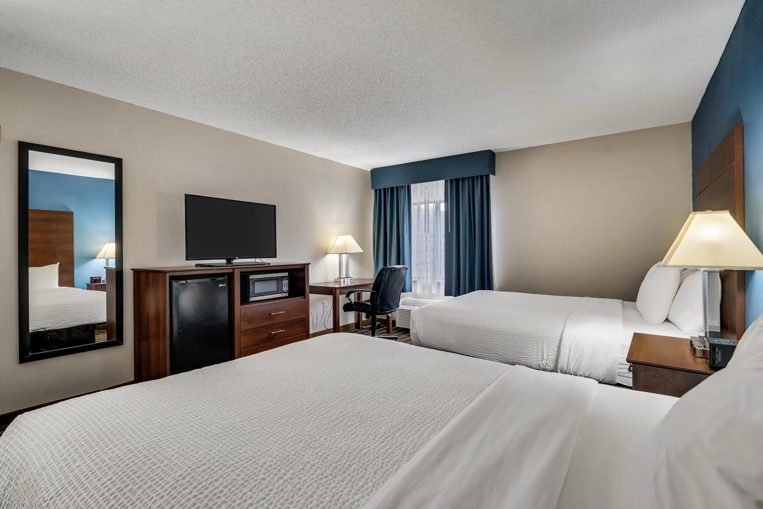 2 Queen Bed, Mobility Accessible Room, Roll-In Shower, Non-Smoking in Baymont by Wyndham La Crosse/Onalaska