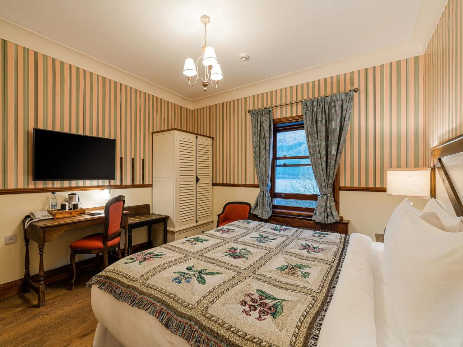 Queen Room - Disability Access in The Whispering Pine Lodge