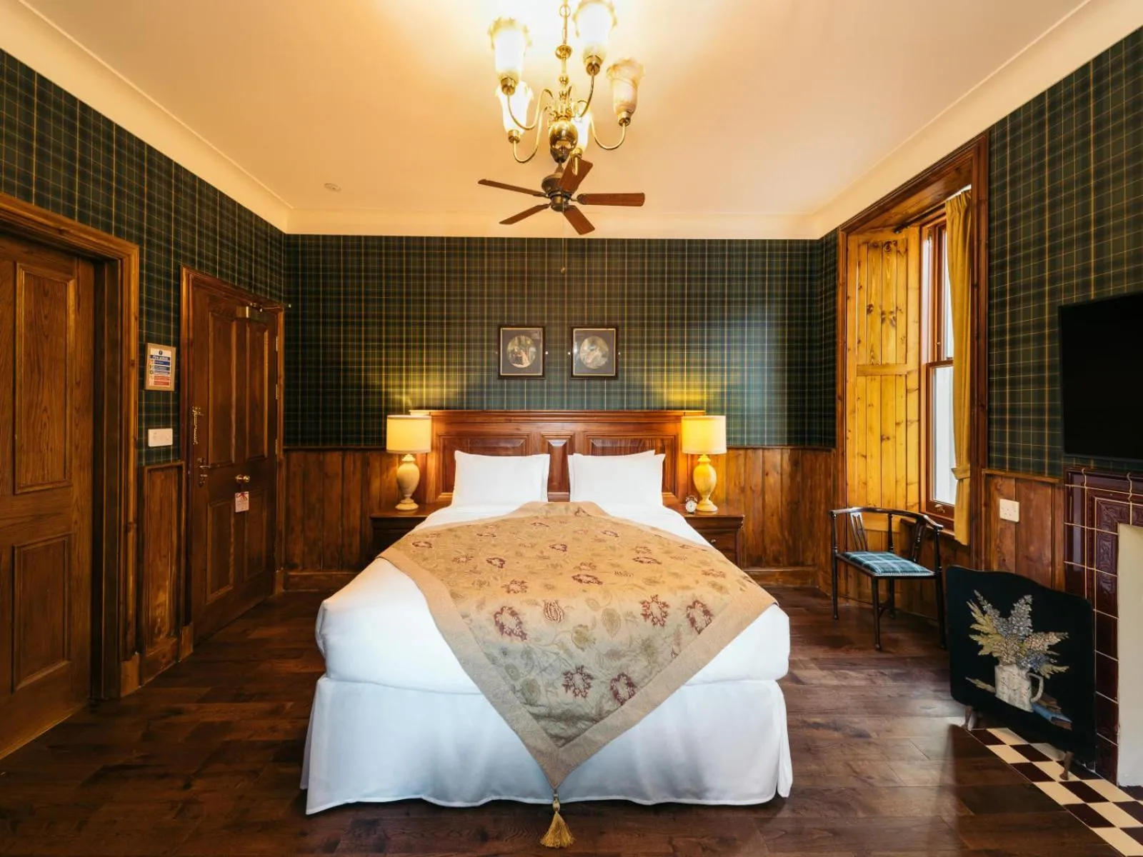 Deluxe King Room in The Whispering Pine Lodge