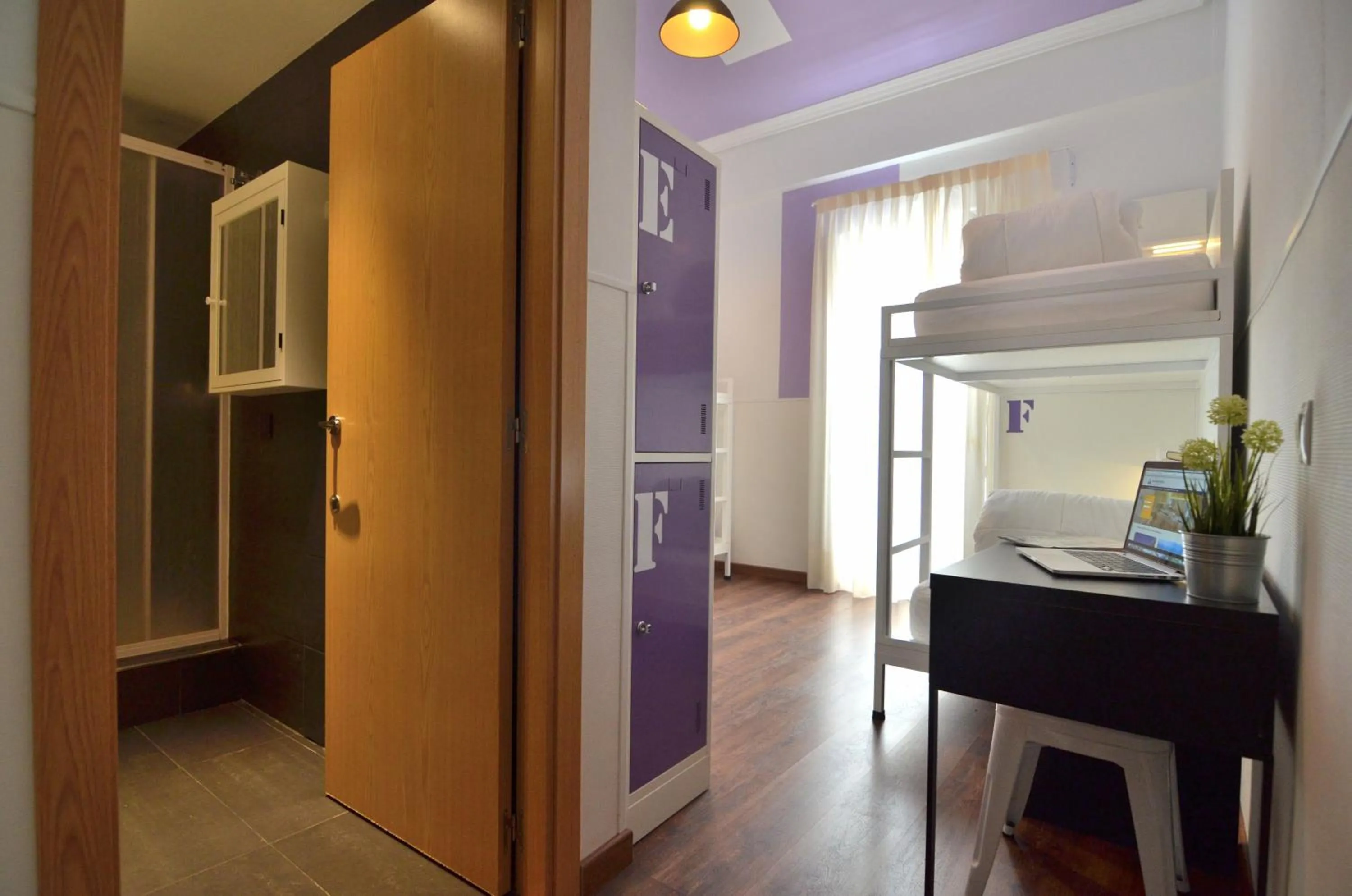 Family Room with Private Bathroom in Far Home Atocha