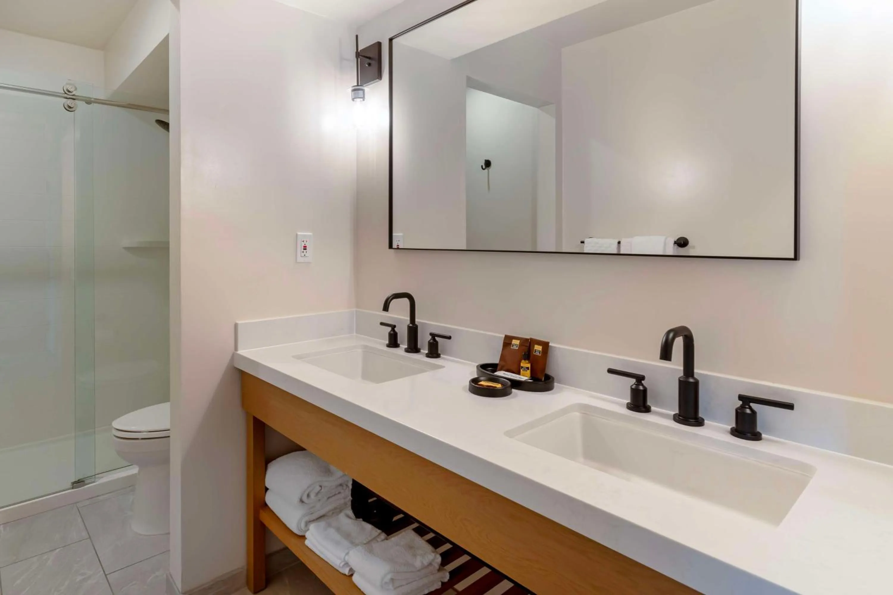 King Room with Sofa Bed and Walk-In Shower - Interior Entrance/Non-Smoking in Best Western Plus Inn at the Vines