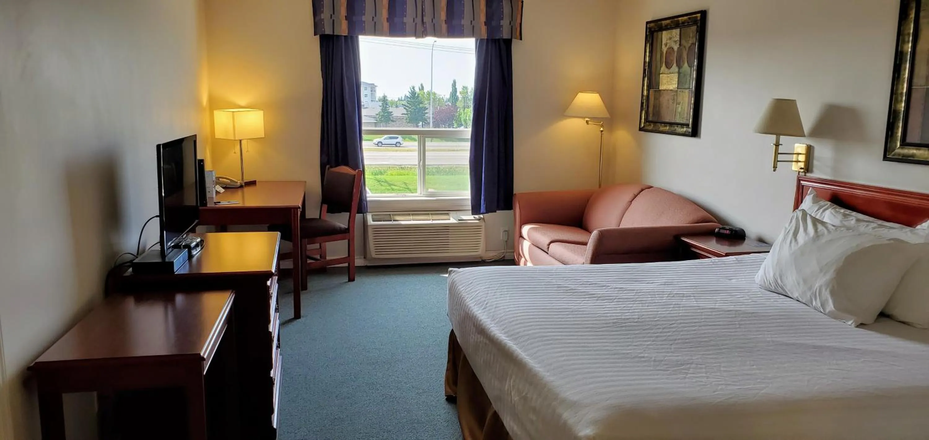 Deluxe King Room - Non-Smoking in Travelodge by Wyndham Stony Plain