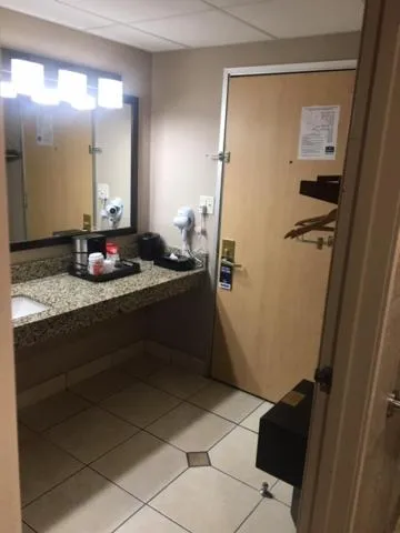 Queen Room - Disability Access in Boarders Inn & Suites by Cobblestone Hotels - Grand Island