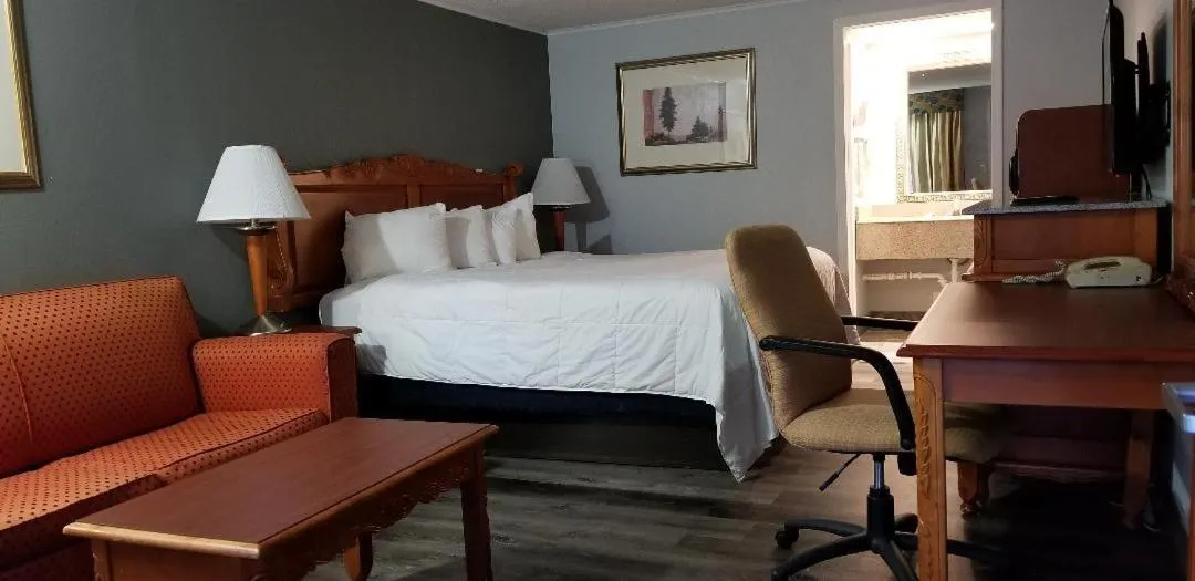 King Studio - Non-Smoking in Knights Inn Detroit Area Sterling Heights