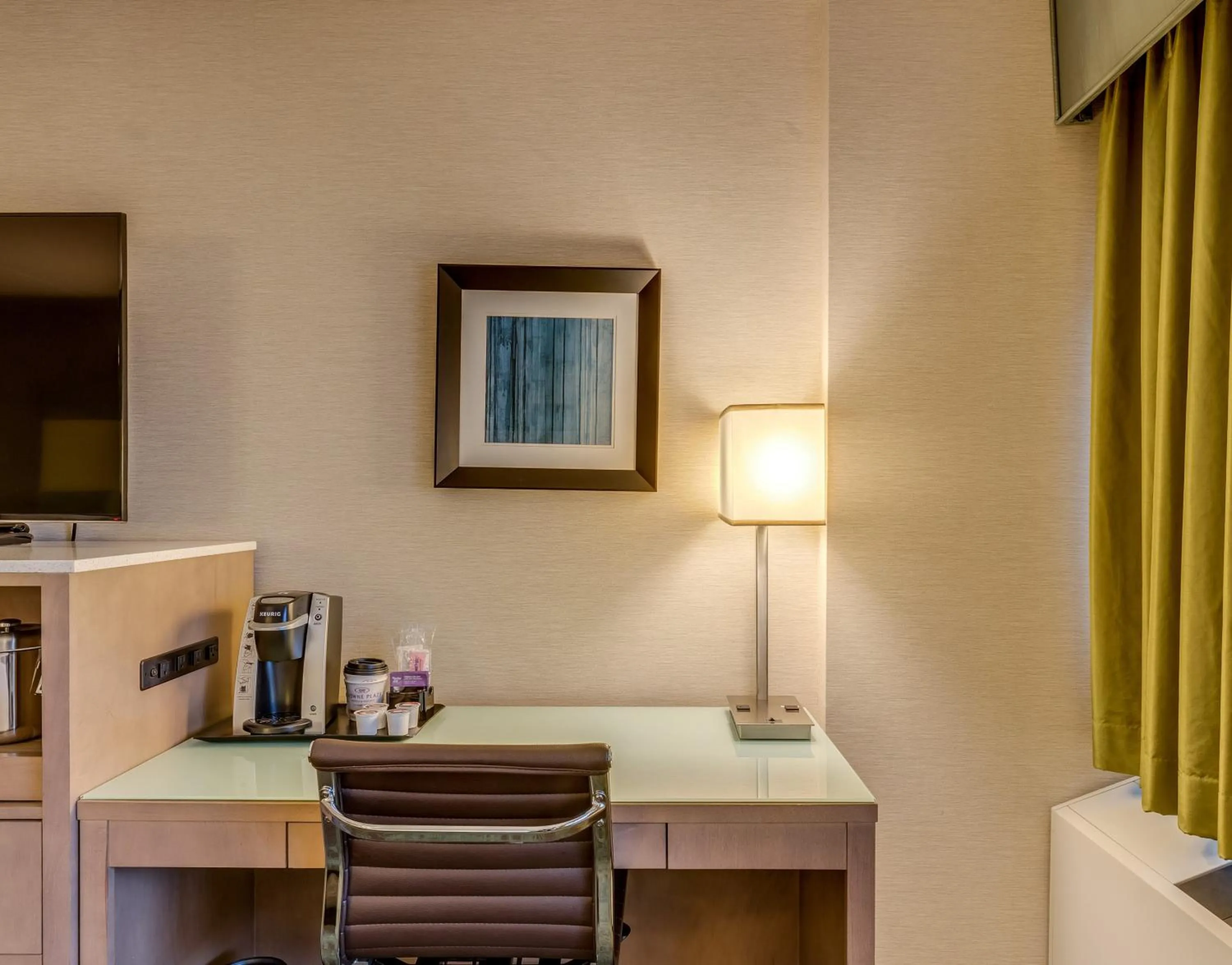 Standard Room in Crowne Plaza Lansing by IHG