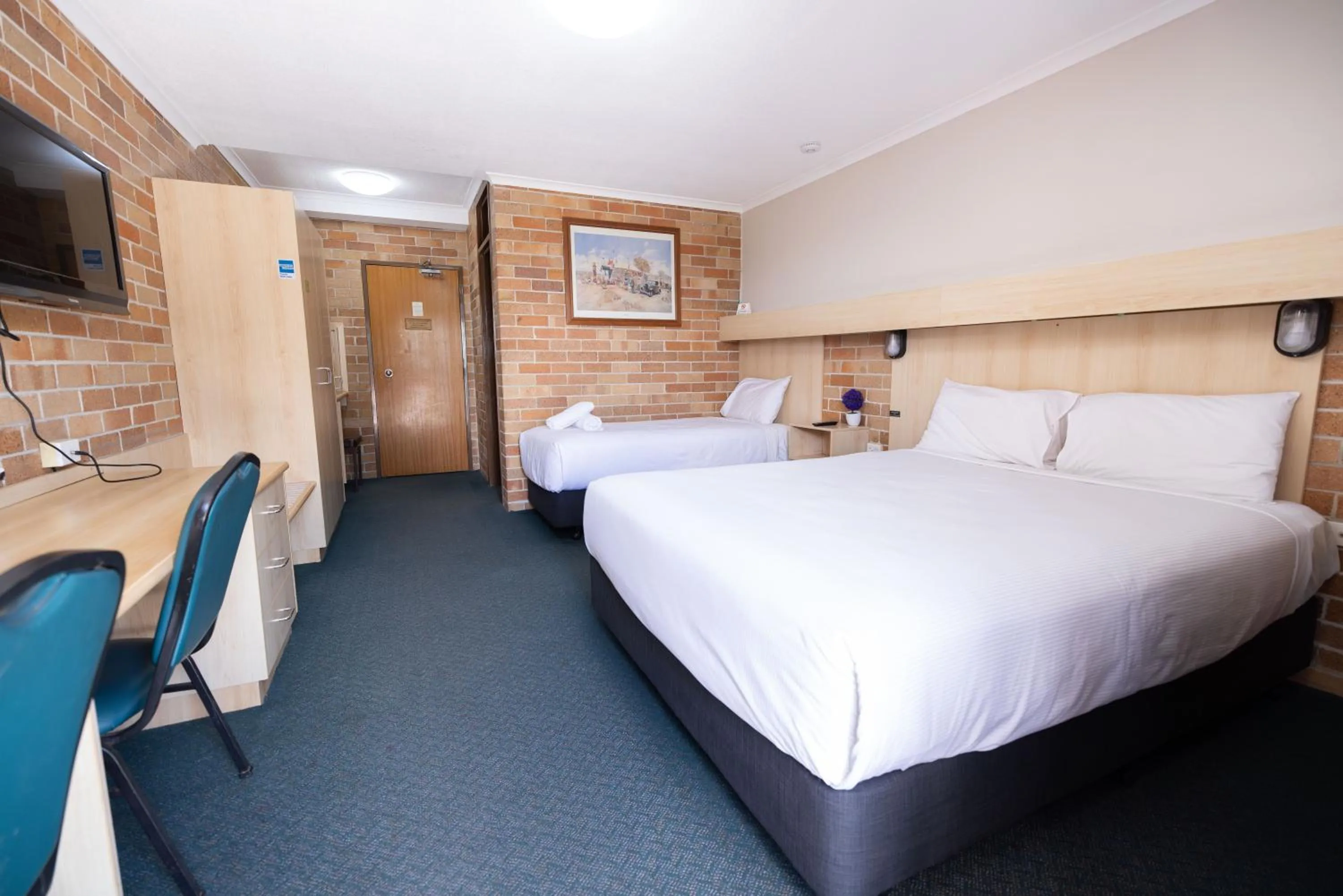 Twin Room in Windsor River View Inn