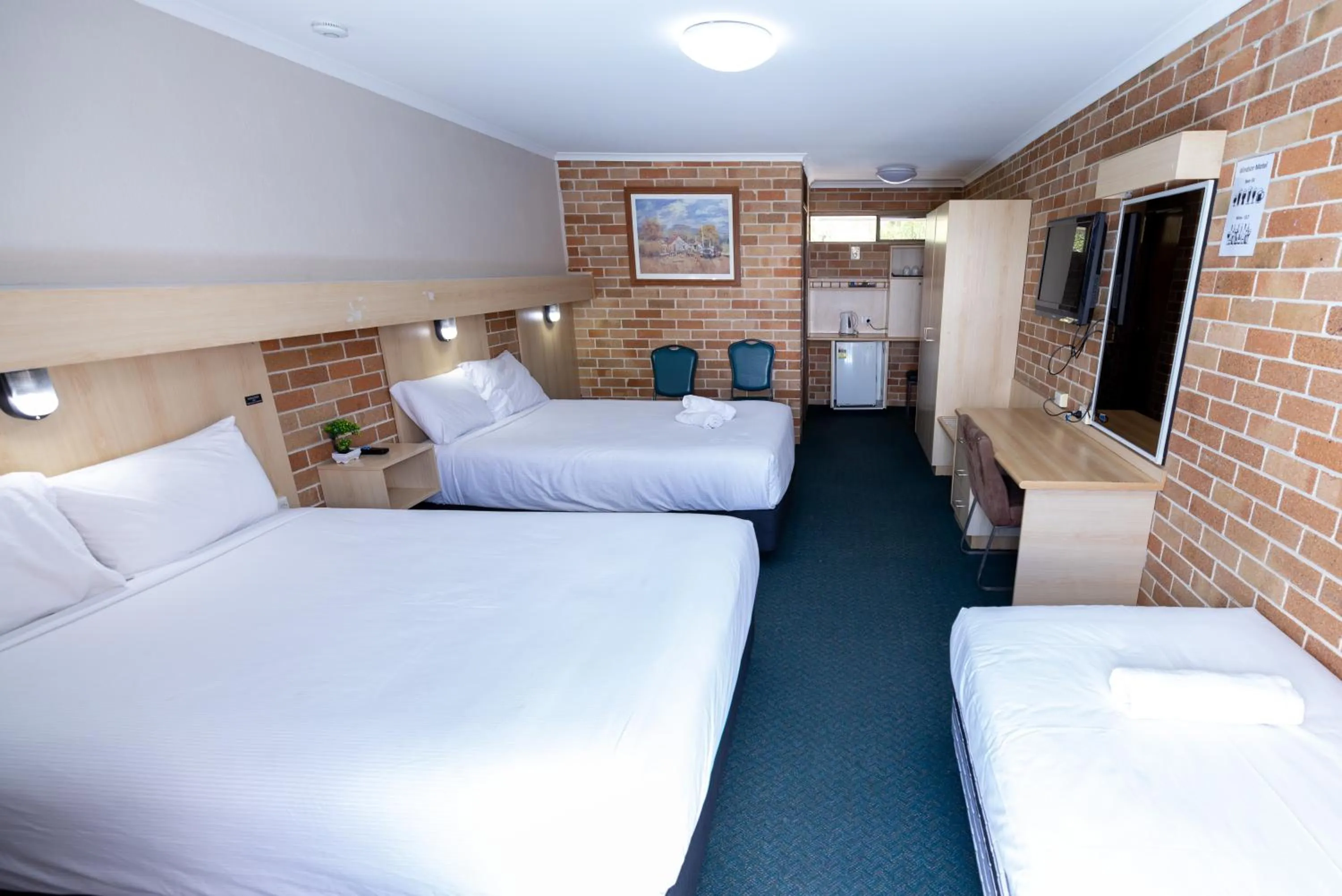 Family Room in Windsor River View Inn