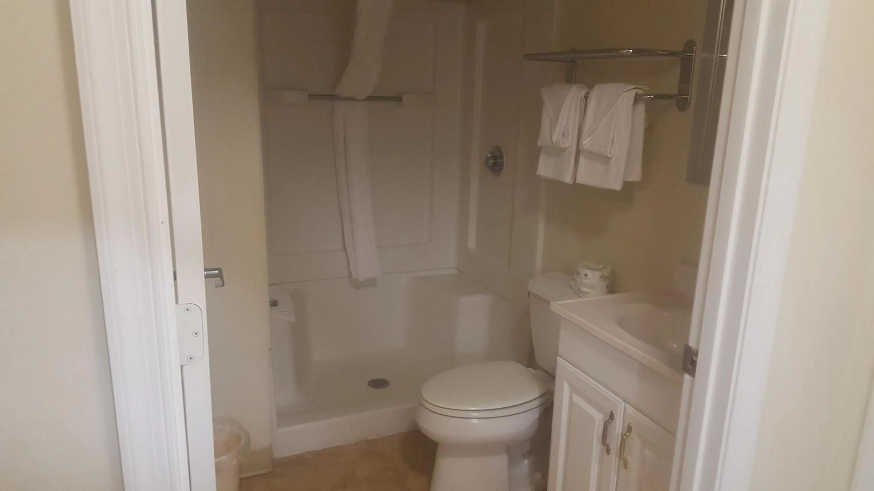 Queen Room - Disability Access - Non-Smoking in Studio 6-Richmond, VA - I-64 West