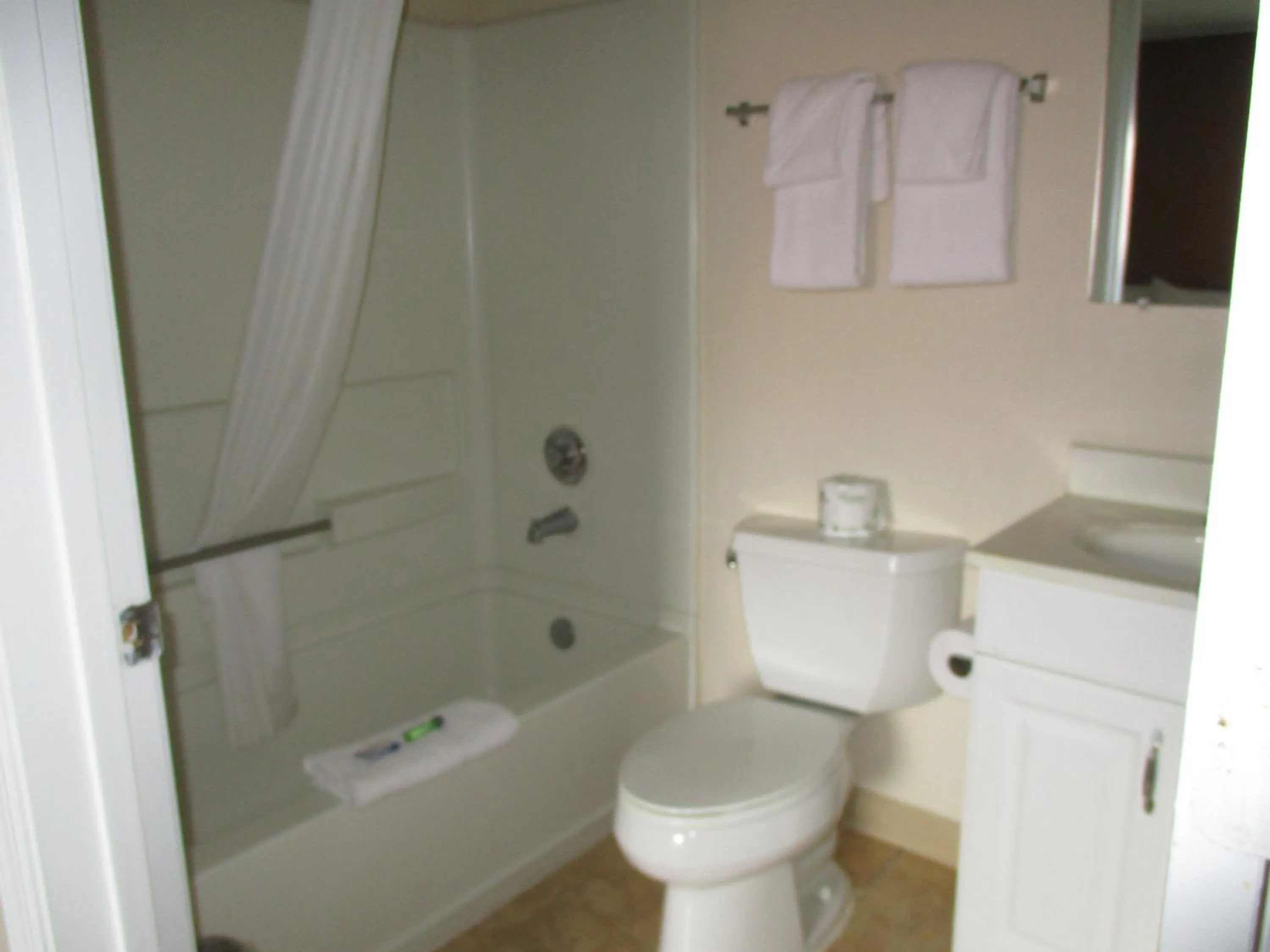 Classic Quadruple Room - Smoking in Studio 6-Richmond, VA - I-64 West