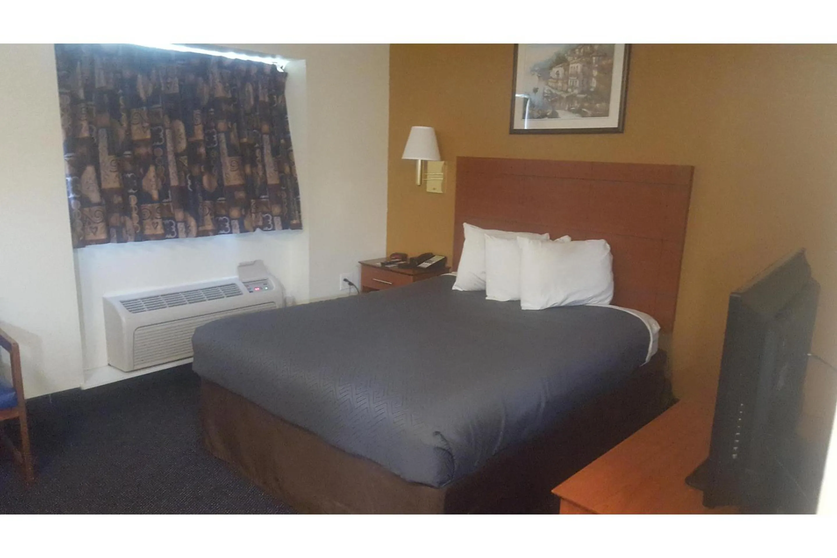 Quadruple Room - Non-Smoking in Studio 6-Richmond, VA - I-64 West