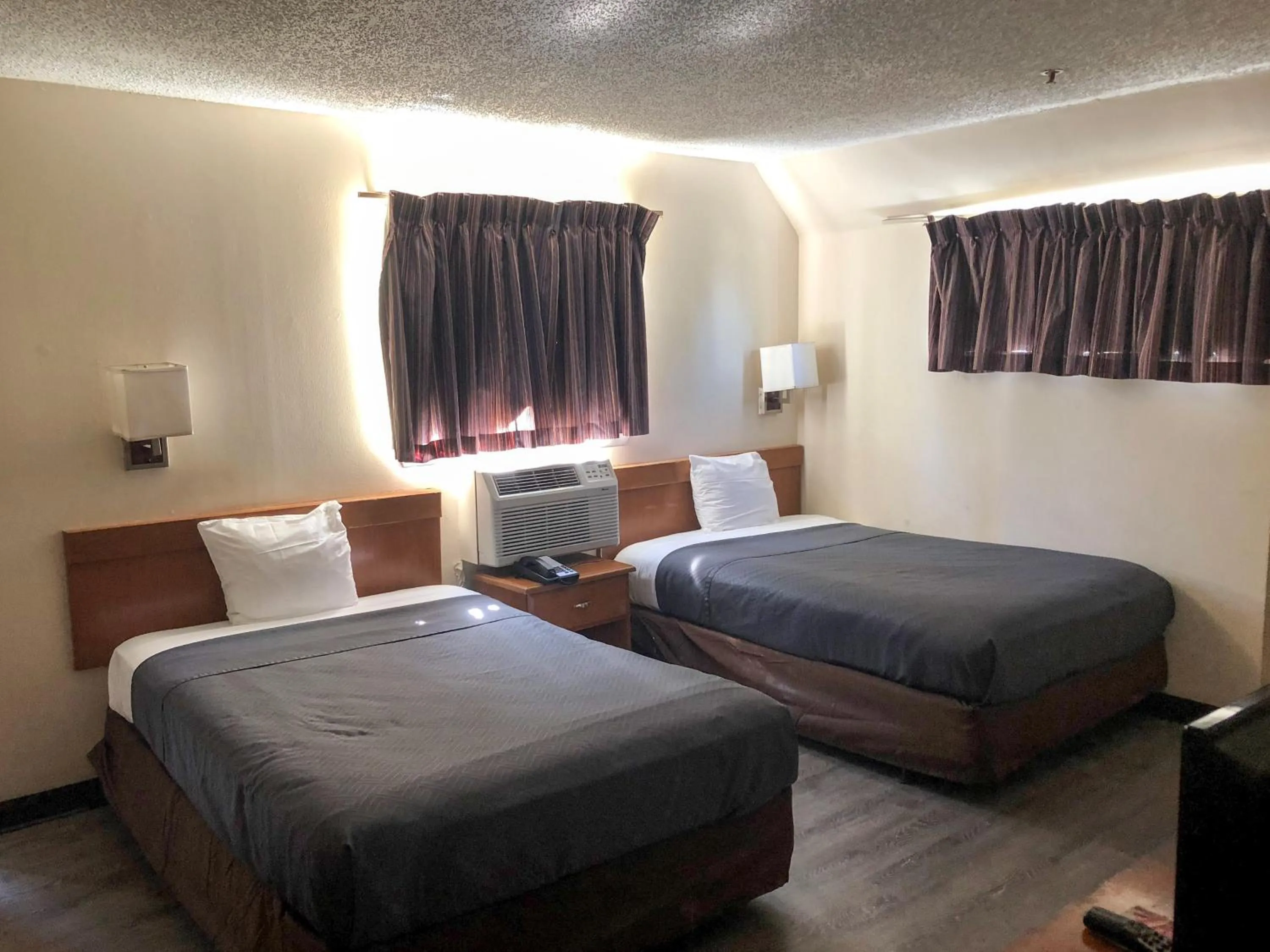 Deluxe Quadruple Room - single occupancy - Smoking in Studio 6-Jacksonville, FL - South