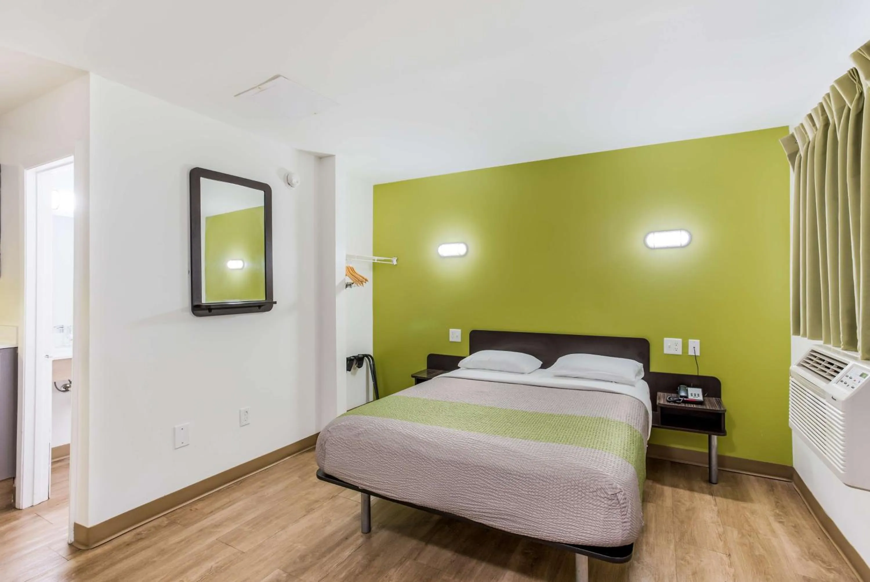 Deluxe King Room - single occupancy - Non-Smoking in Studio 6-Jacksonville, FL - South