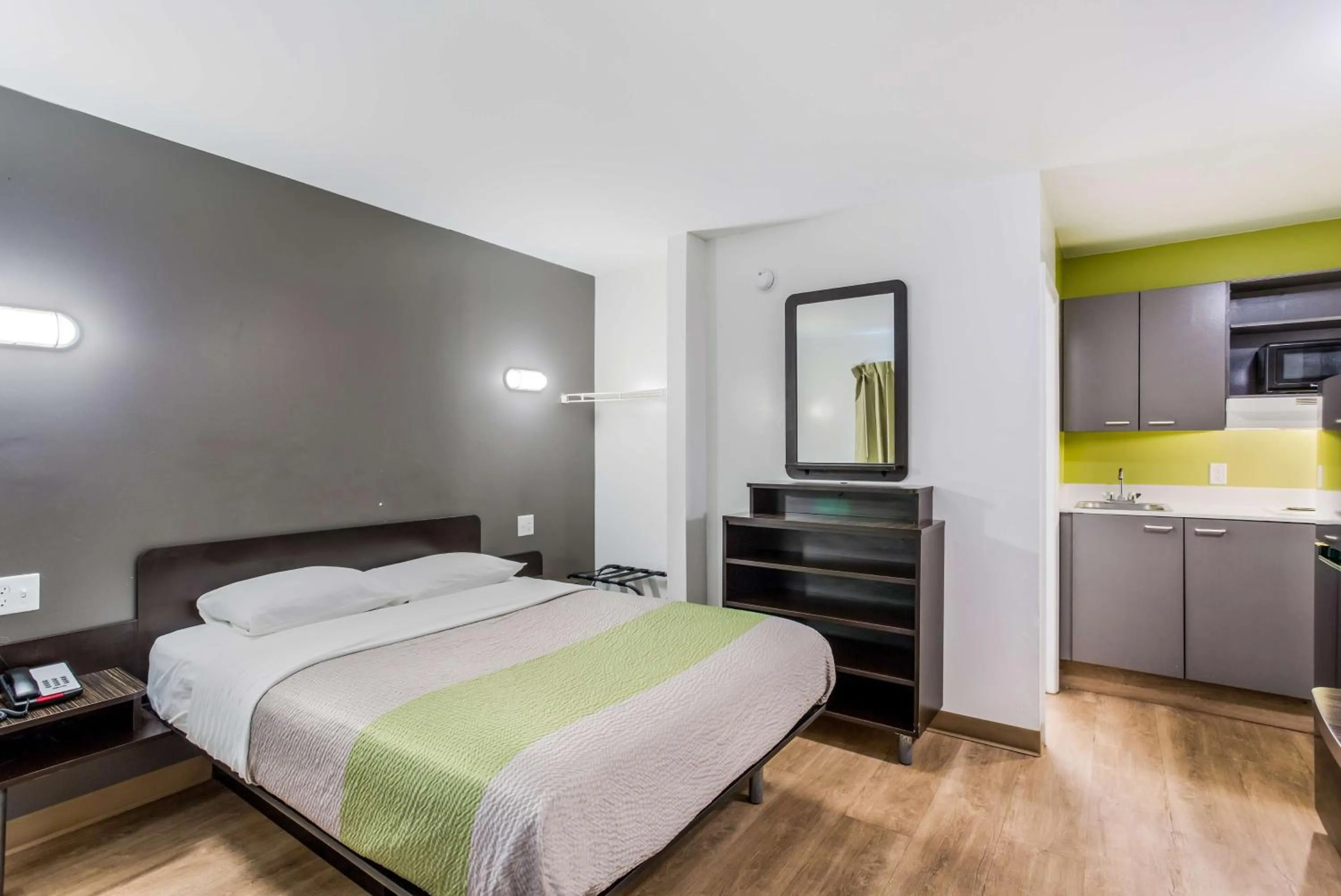 Deluxe Queen Room - single occupancy - Smoking in Studio 6-Jacksonville, FL - South