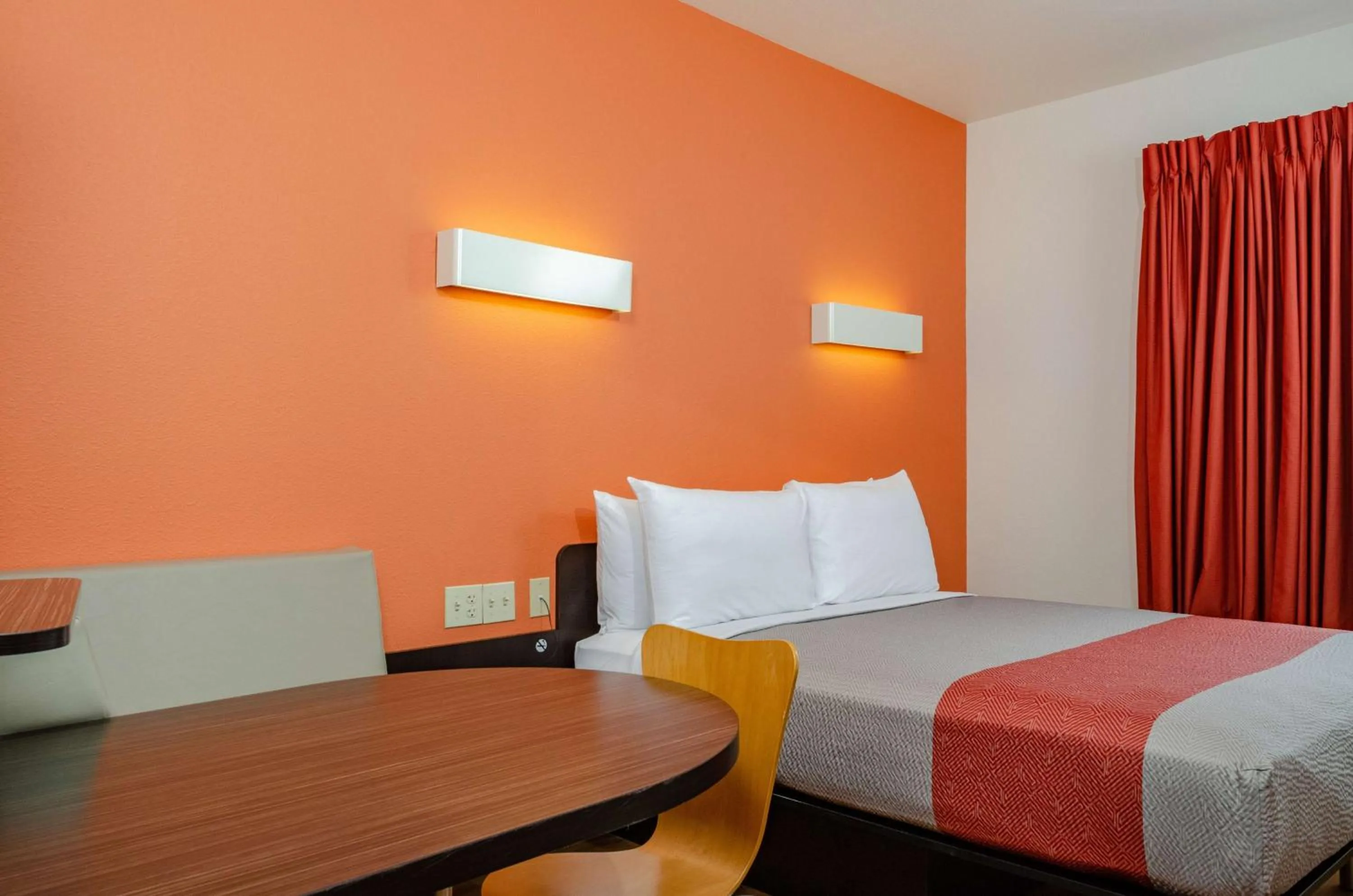 Queen Room - Disability Access - Non-Smoking in Motel 6-Livingston, CA - Merced County