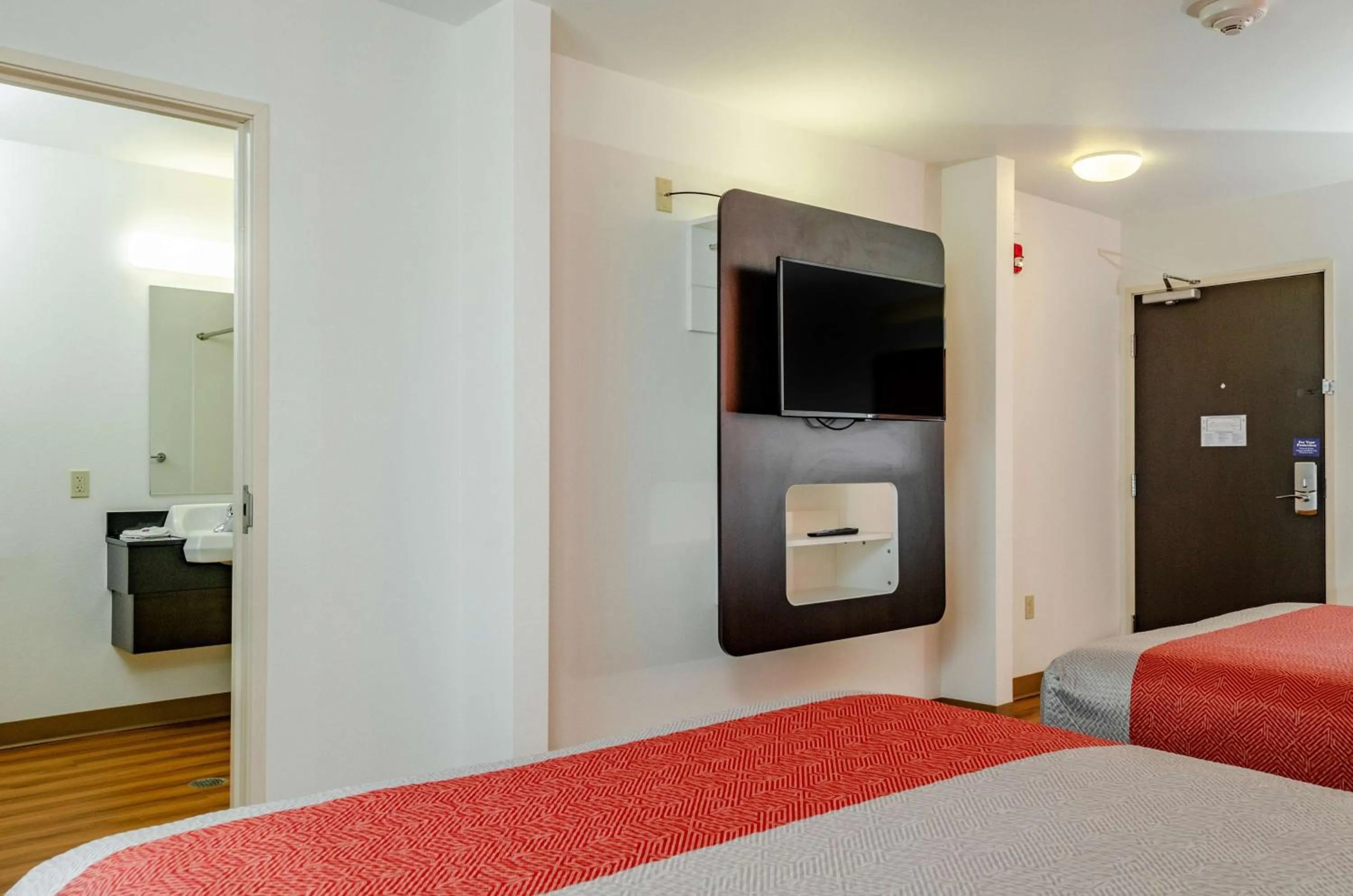 Deluxe Queen Room with Two Queen Beds - Non-Smoking in Motel 6-Livingston, CA - Merced County