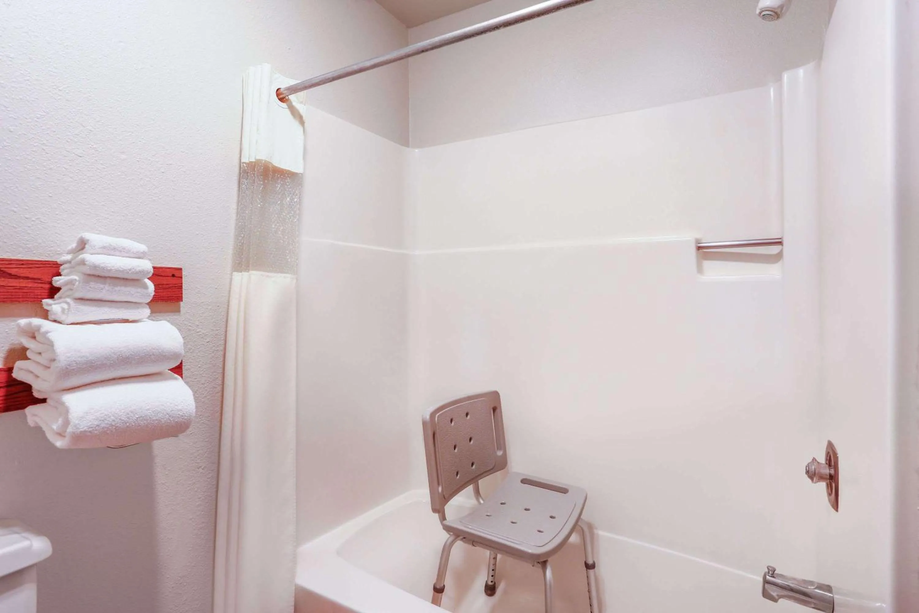 King Room - Disability Access/Non-Smoking in Howard Johnson by Wyndham Helena