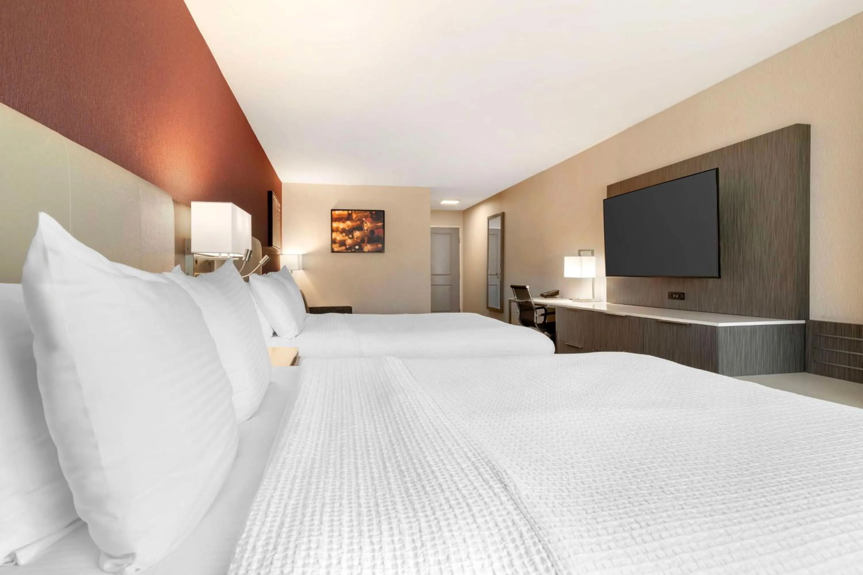 Queen Suite with Walk-In Shower - Mobility Access in Best Western Plus Temecula Wine Country Hotel & Suites