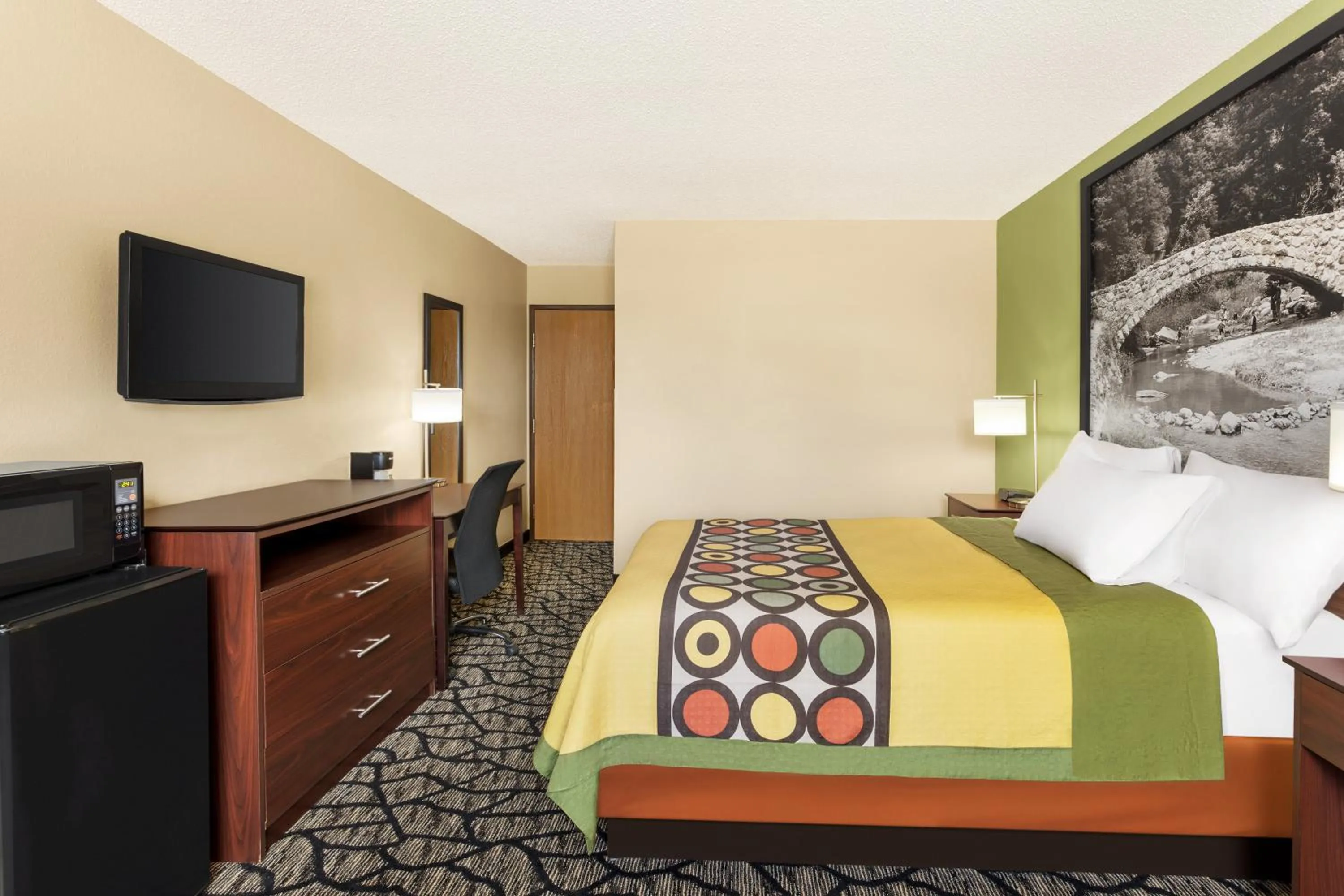 Queen Room - Disability Access - Non-Smoking in Super 8 by Wyndham Ankeny/Des Moines Area