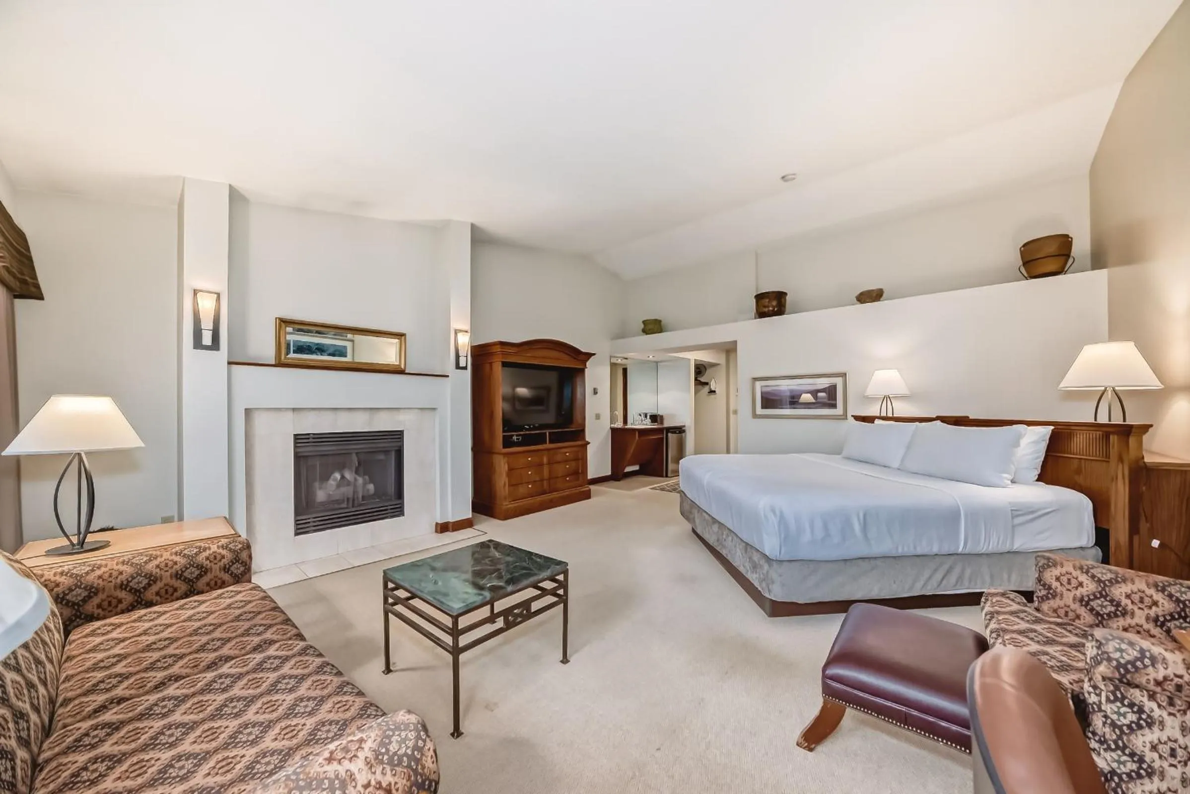 King Room with Whirlpool in Jasper Inn & Suites by INNhotels