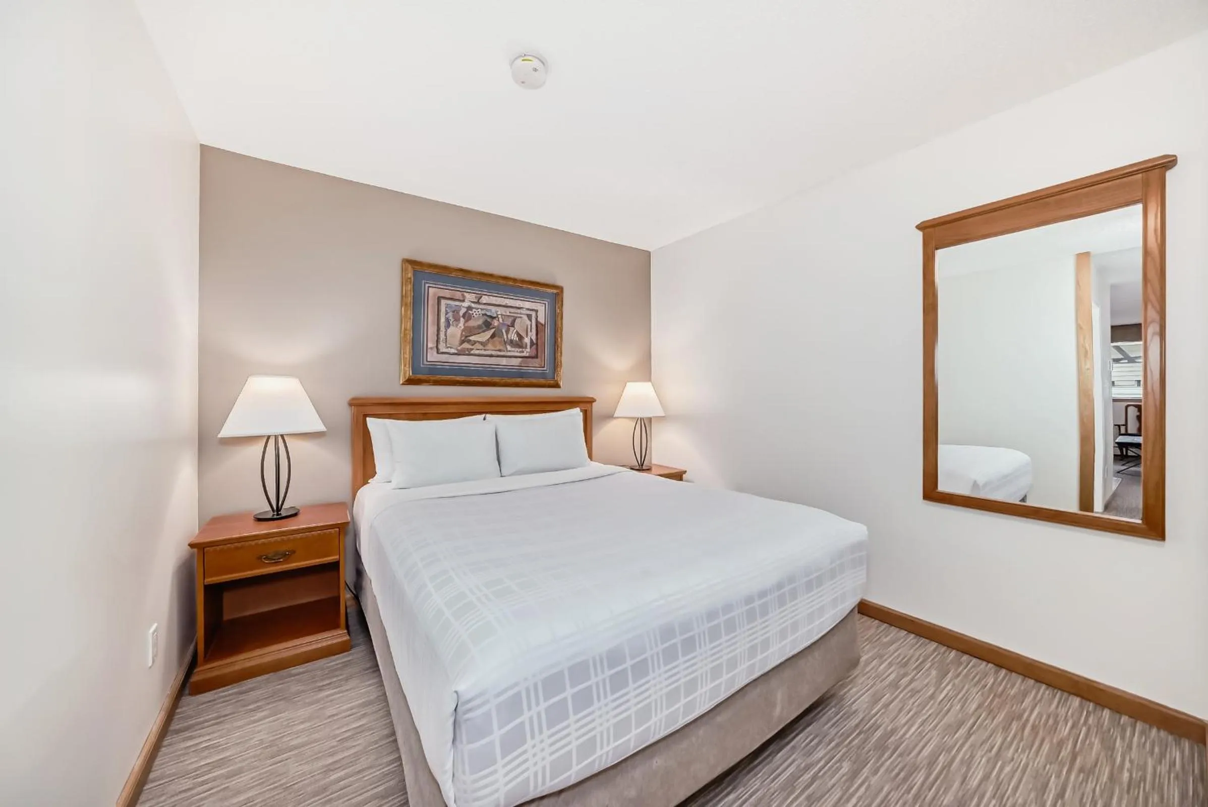 Queen Studio with Kitchenette in Jasper Inn & Suites by INNhotels