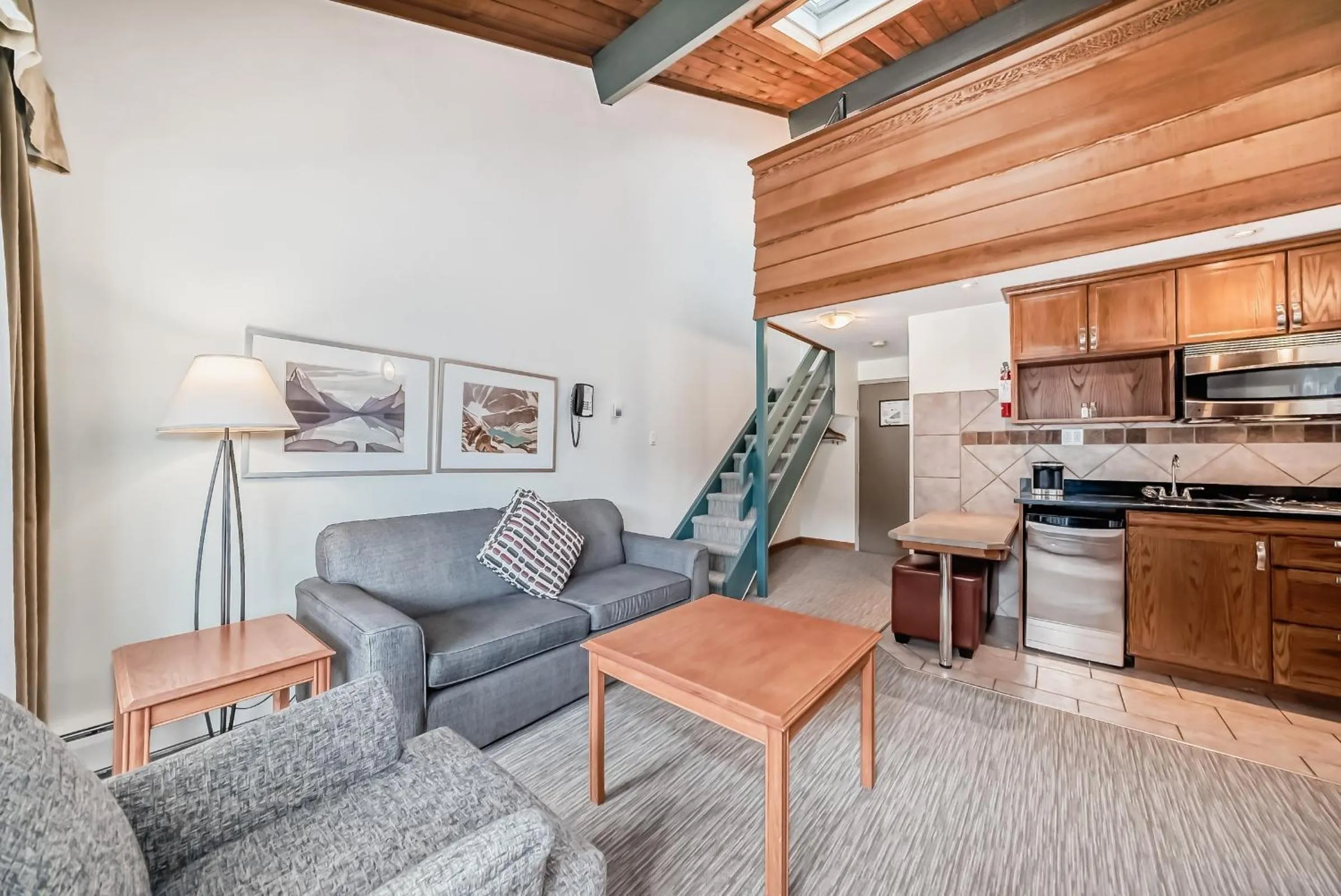 Loft Suite with Queen Bed in Jasper Inn & Suites by INNhotels