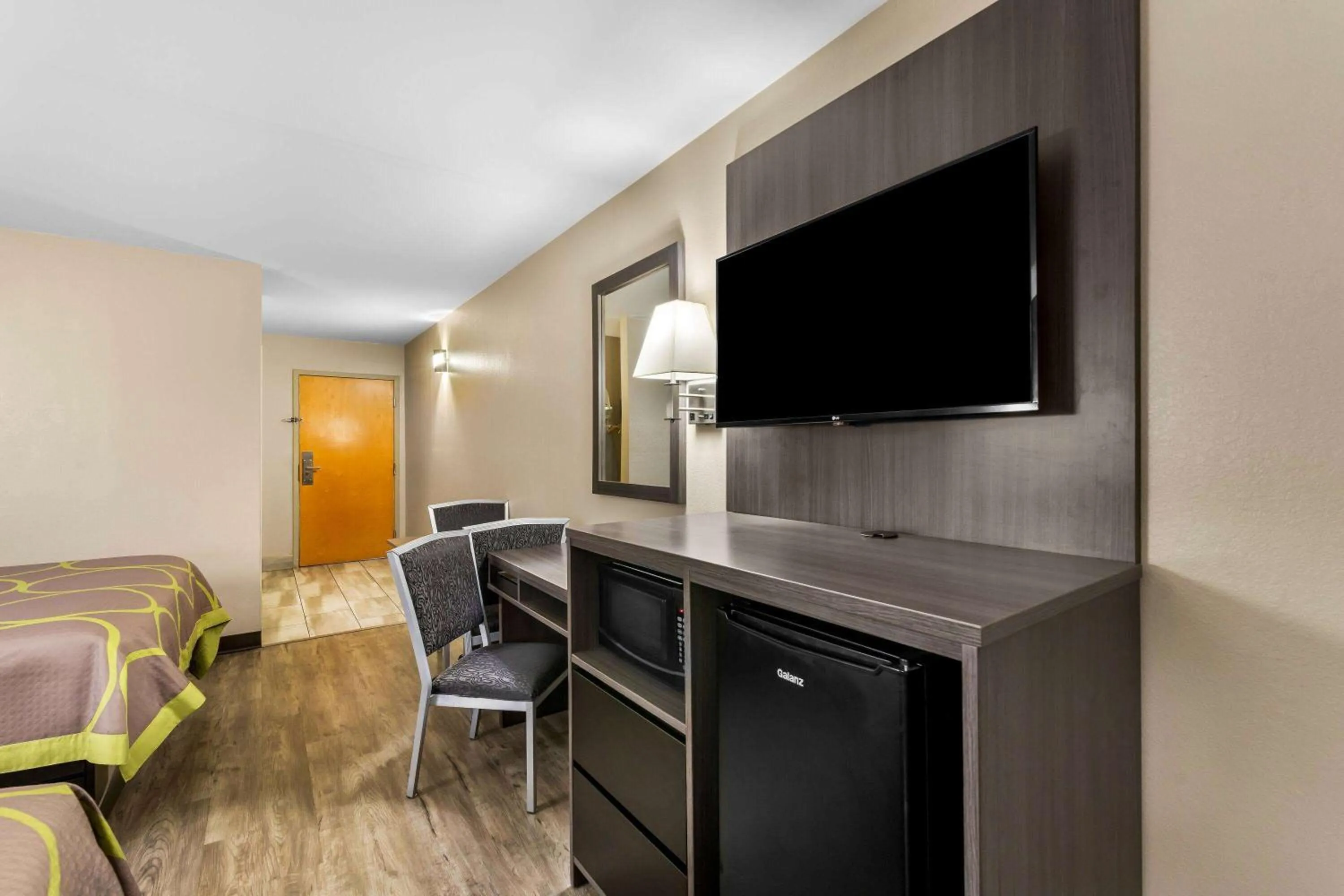 Deluxe Queen Room with Two Queen Beds - Smoking in Super 8 by Wyndham Dickson