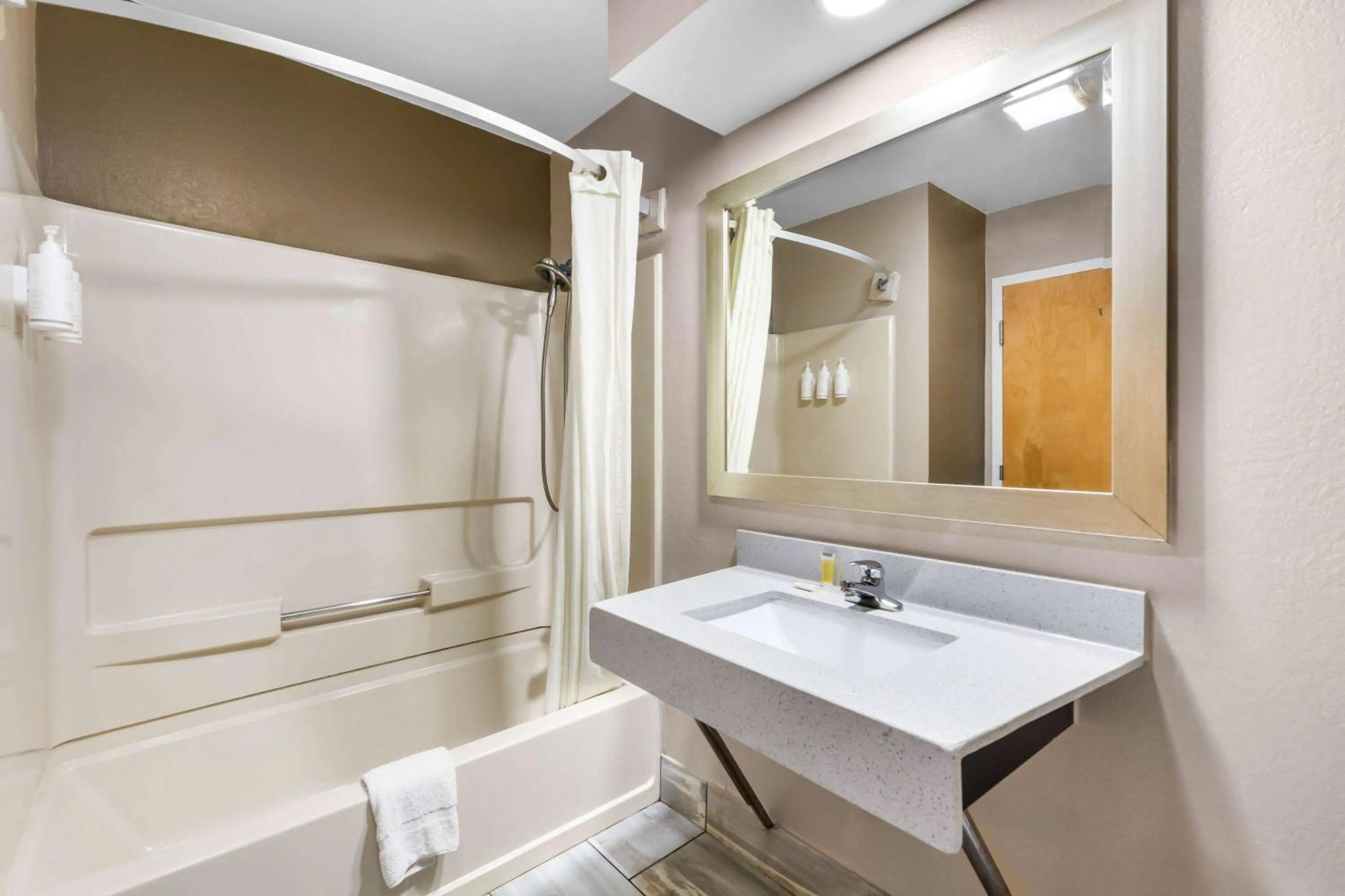 King Room - Non-Smoking in Super 8 by Wyndham Dickson