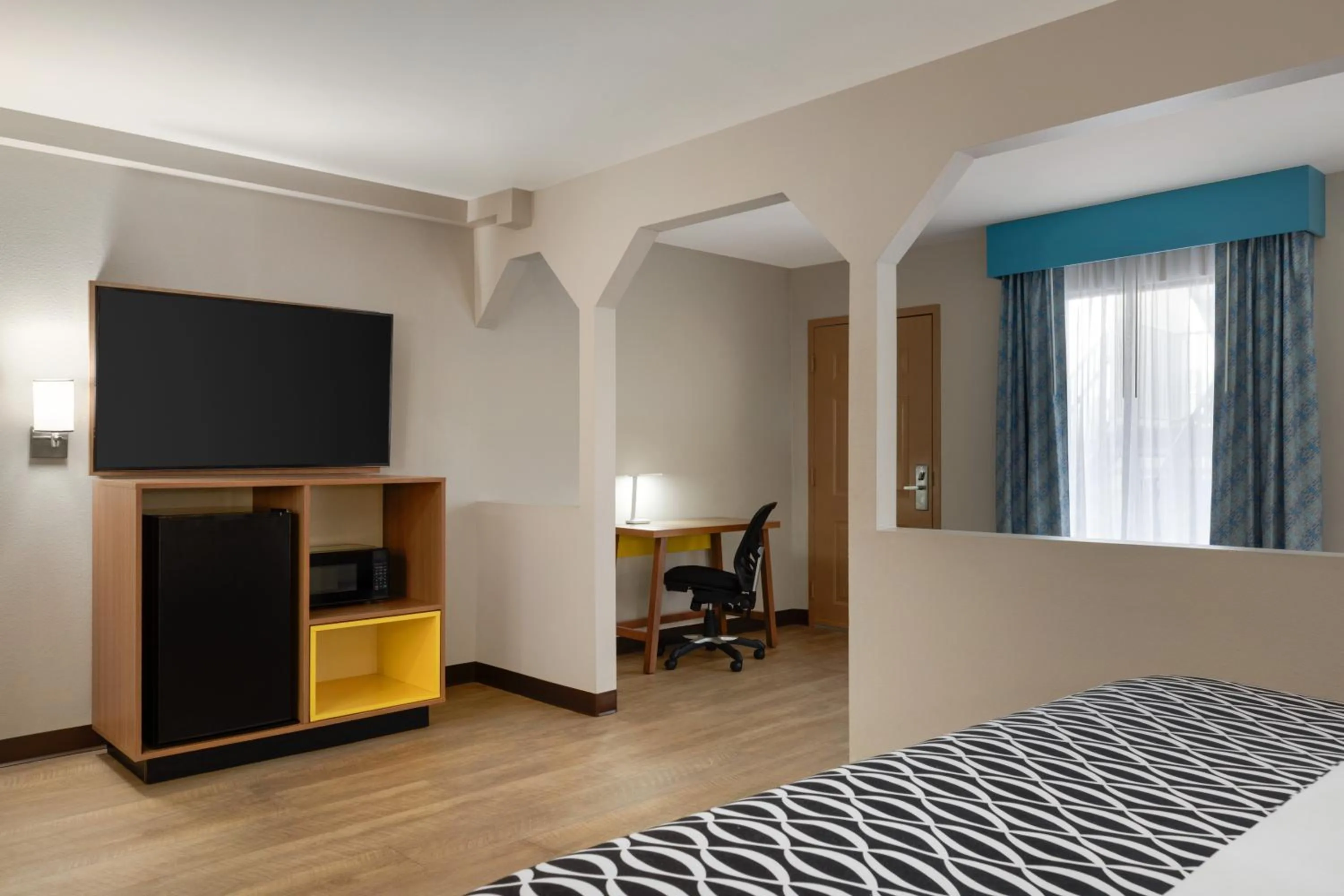 King Suite - Smoking in Days Inn by Wyndham Covington