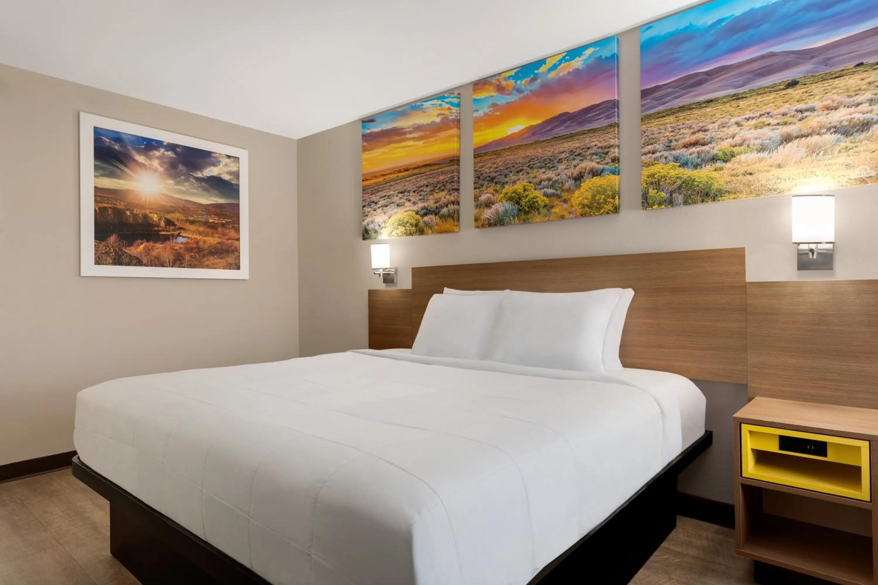 King Room with Bath Tub - Mobility Accessible/Non-Smoking in Days Inn by Wyndham Covington