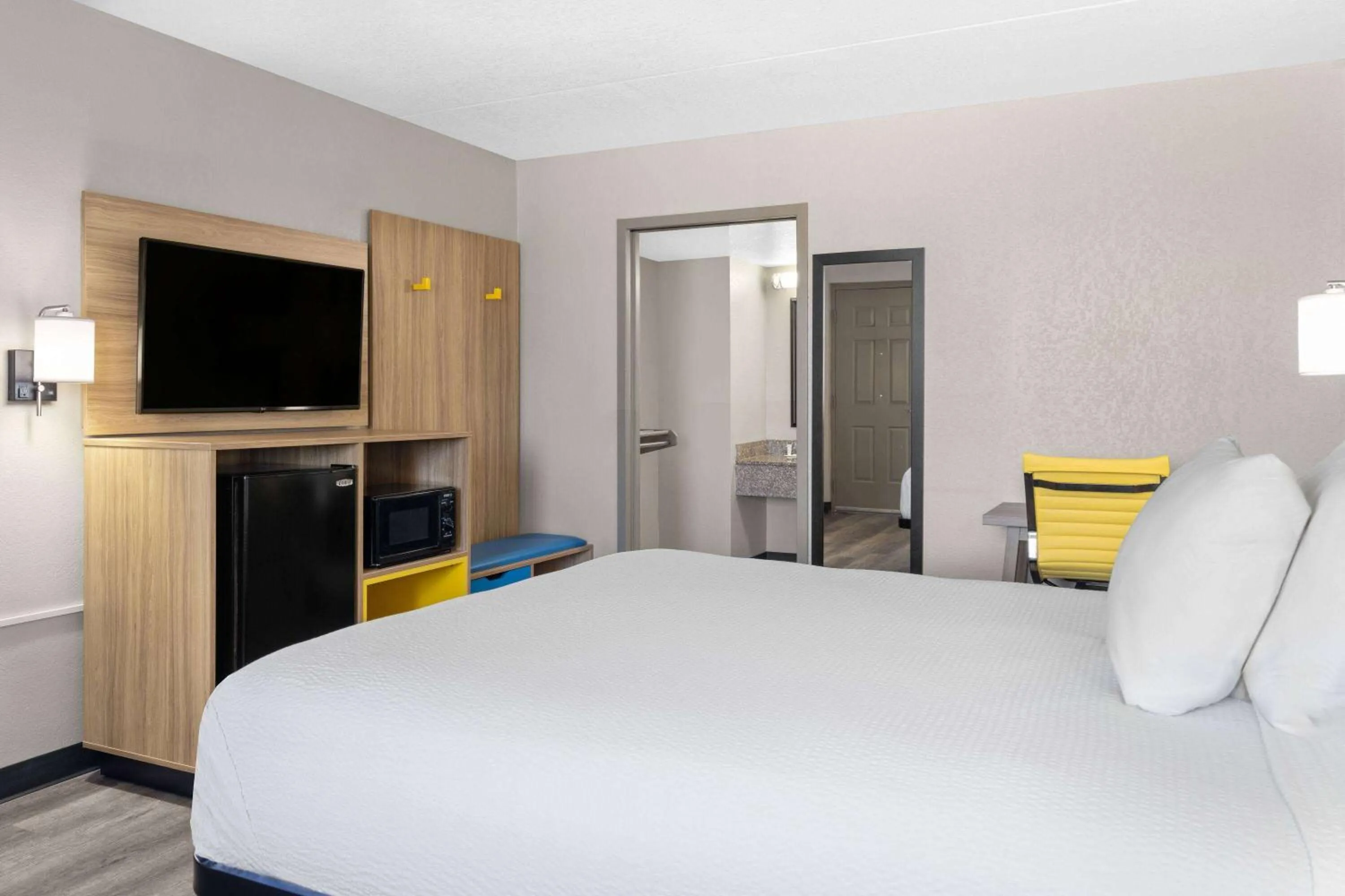 Queen Room - Disability Access/Smoking in Days Inn by Wyndham Conway