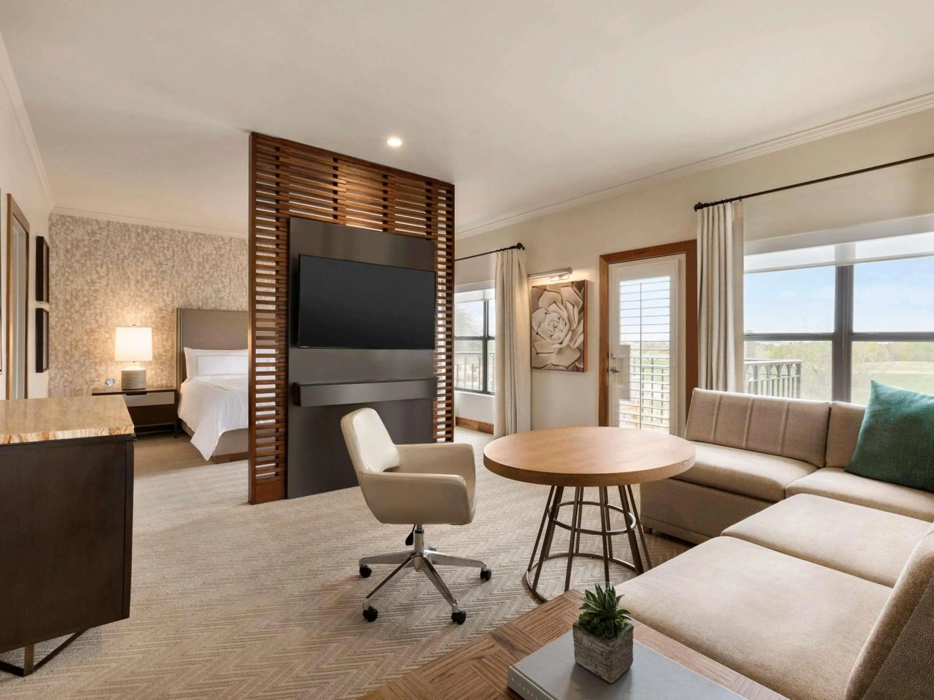 Fairmont Gold Junior King Suite with Bath Tub and Patior or Balcony in Fairmont Scottsdale Princess