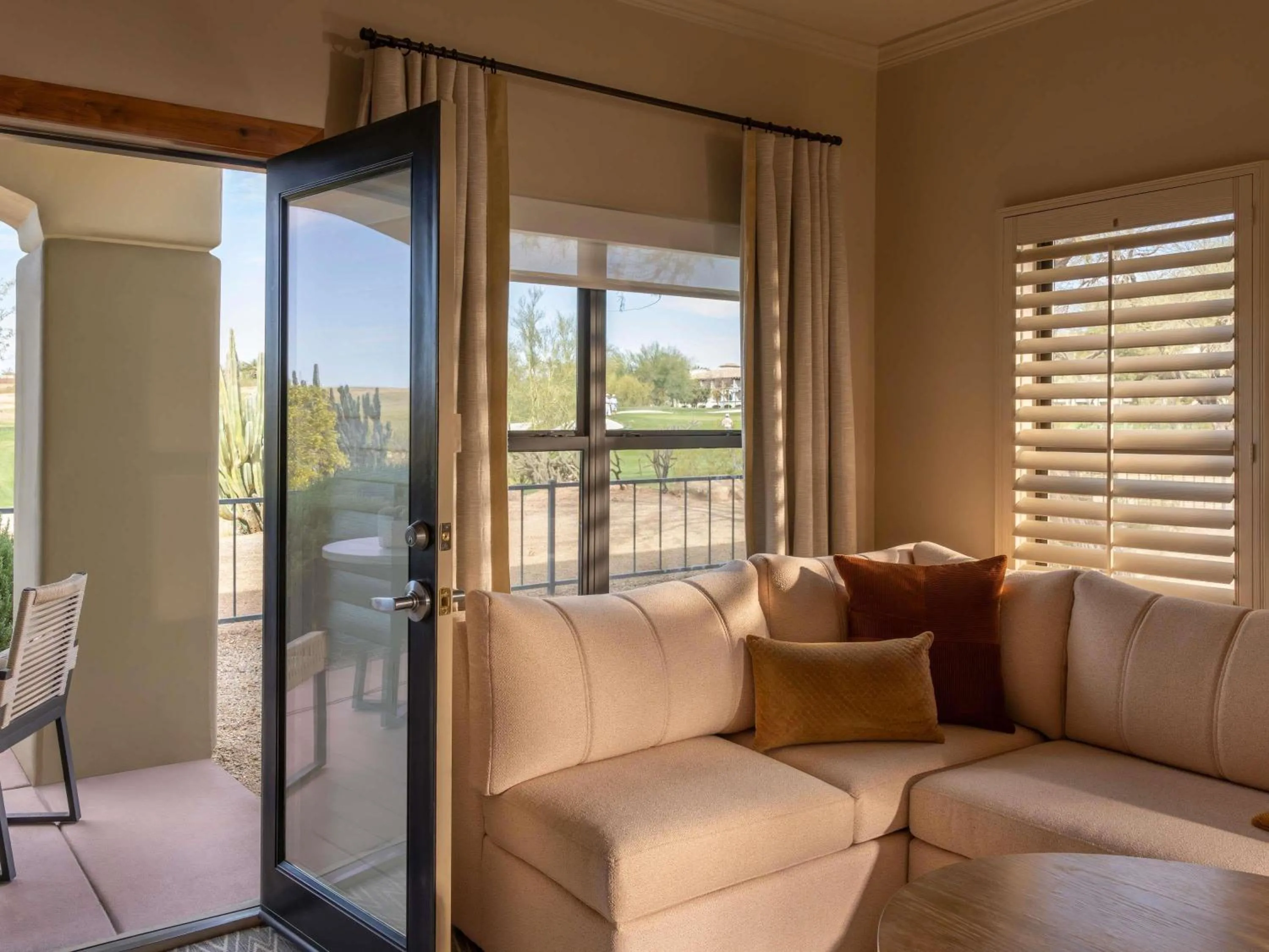 Fairmont Gold Junior King Suite with Golf View and Patio or Balcony in Fairmont Scottsdale Princess