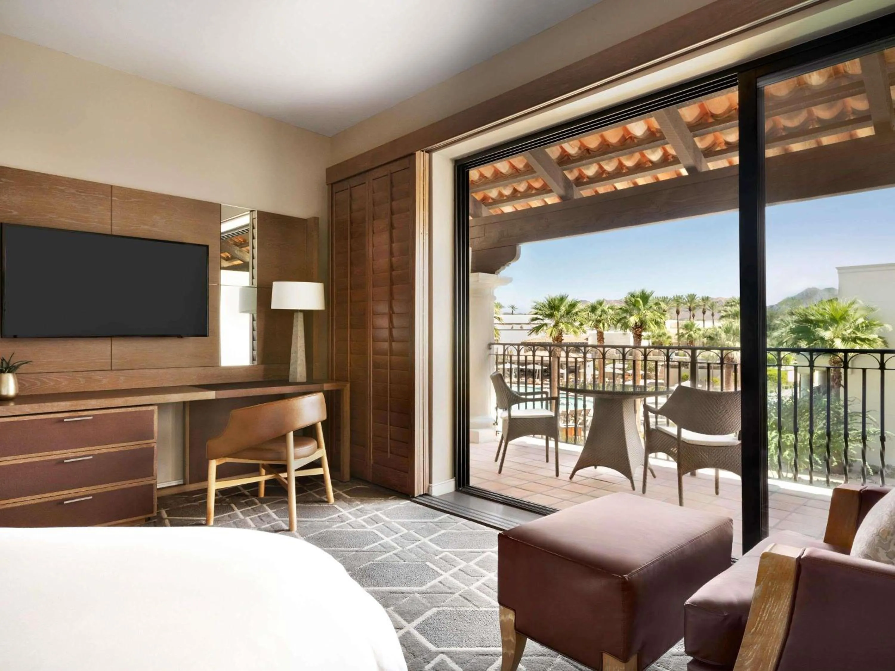 Deluxe King Room with Patio or Balcony and Pool View in Fairmont Scottsdale Princess