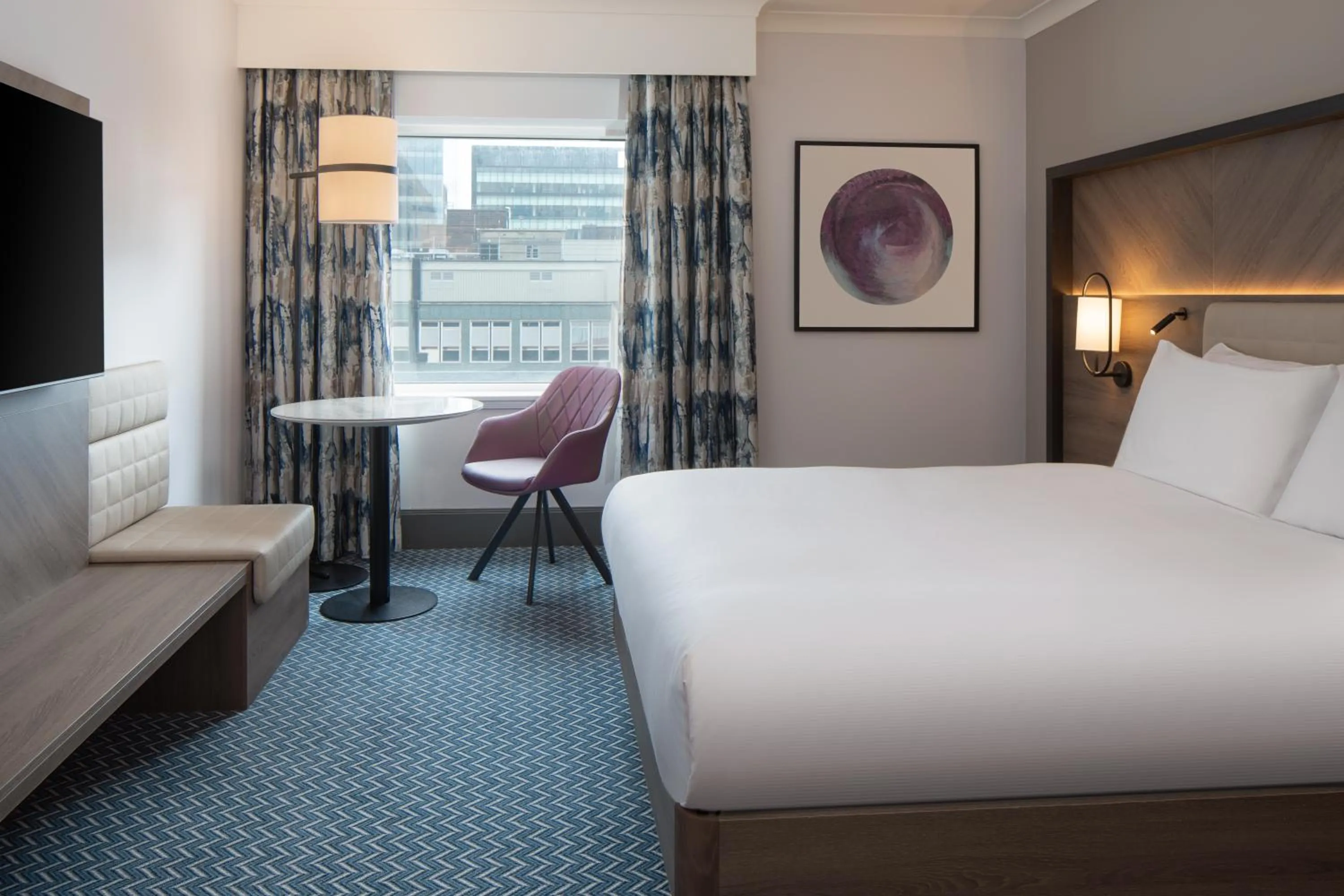 Queen Room with Roll-in Shower - Mobility Accessible in Hilton Glasgow