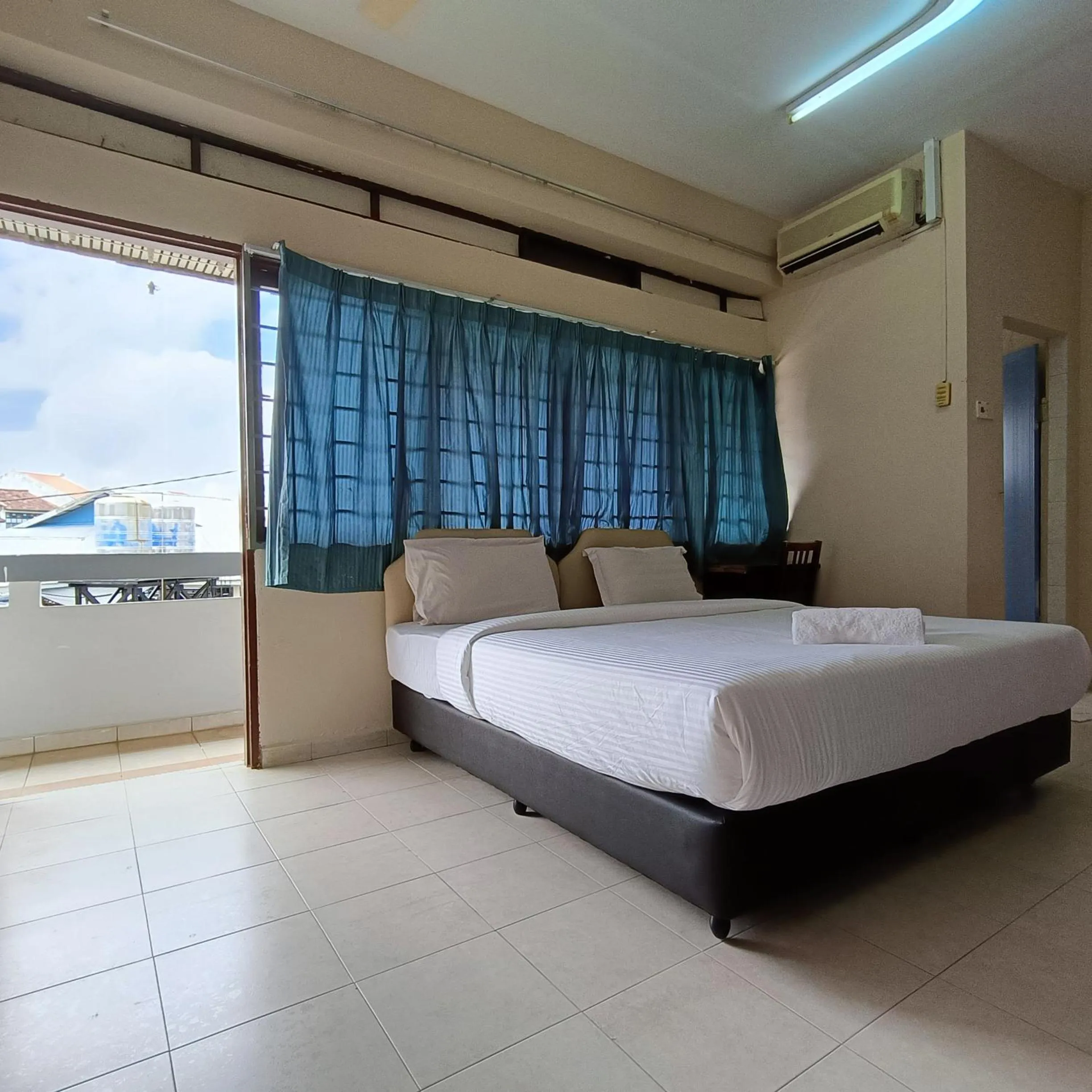 King Room with Balcony in Kota Lodge Guest House