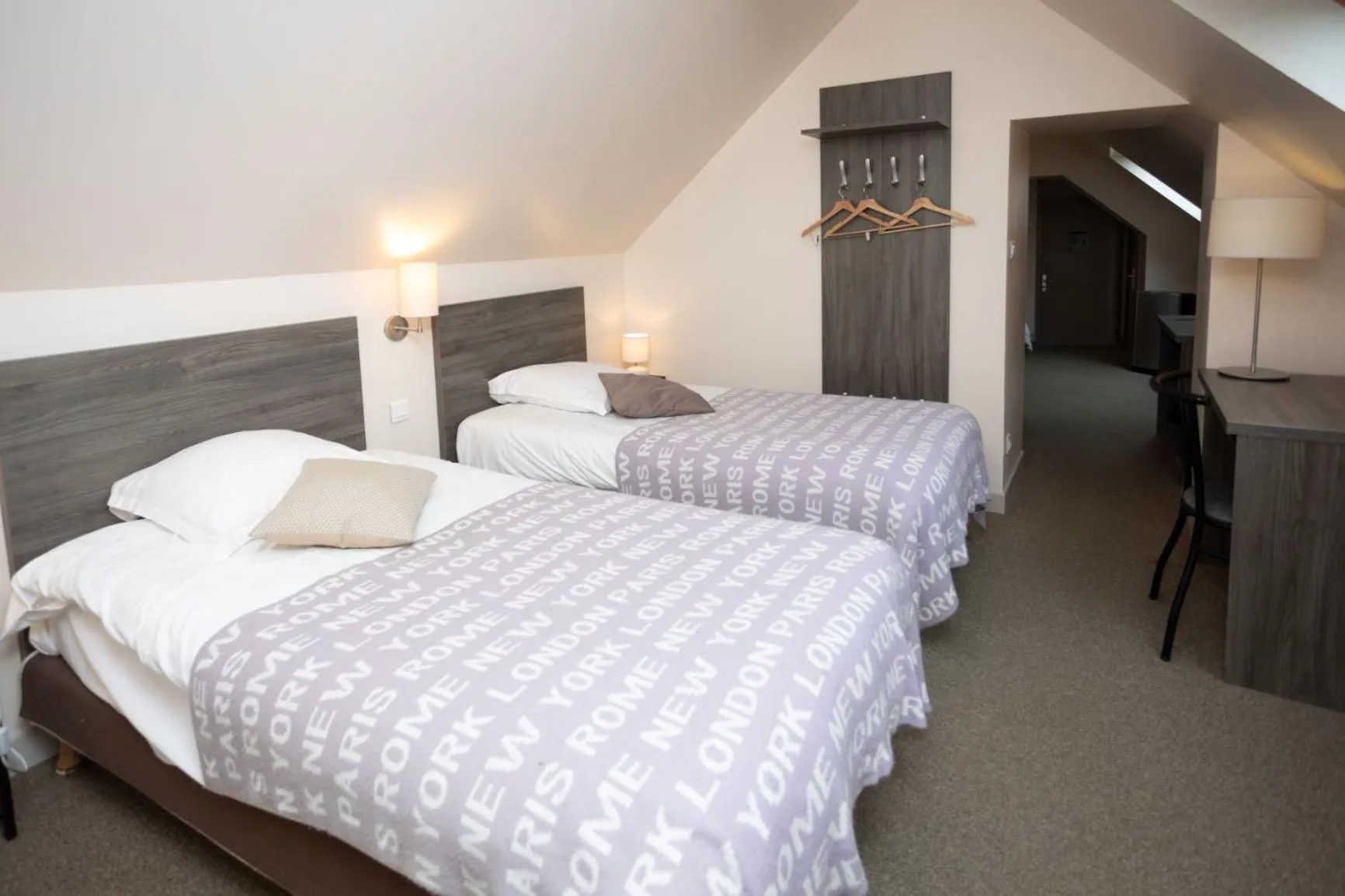 Family Room (2 Adults + 2 Children) in Logis-Hôtel & Restaurant LE CARNOT