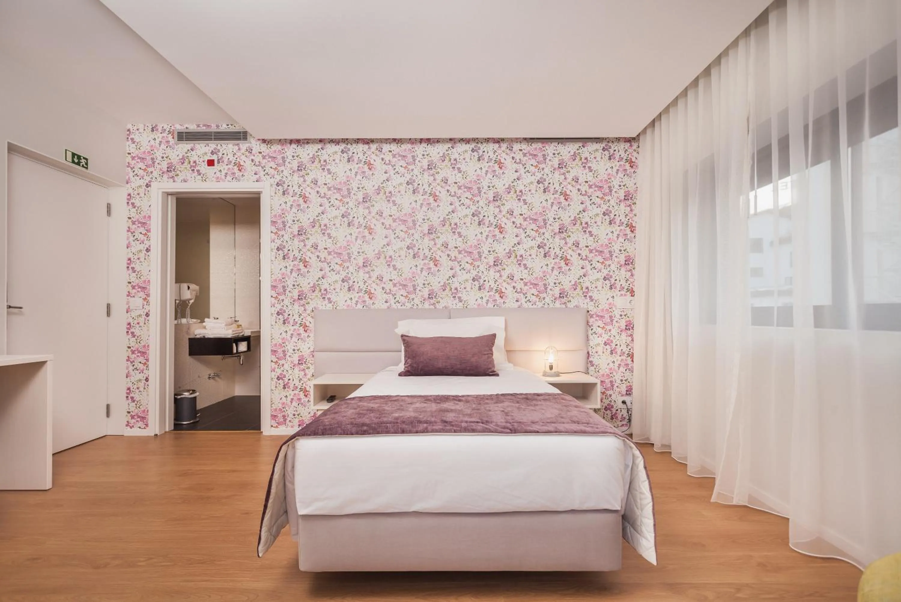 Single Room in Essence Inn Marianos Hotel