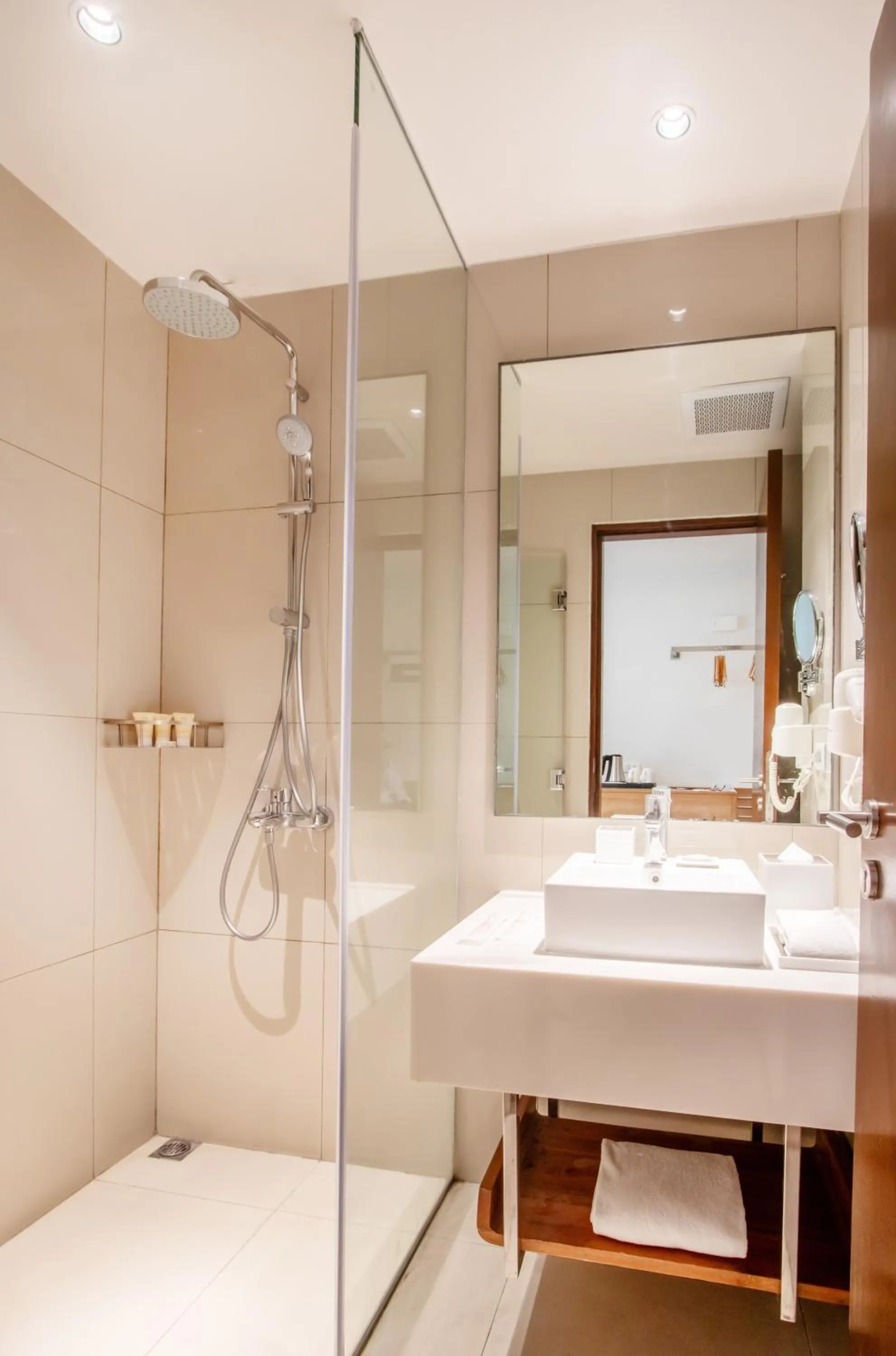 Deluxe King Room in Quest Hotel Tagaytay