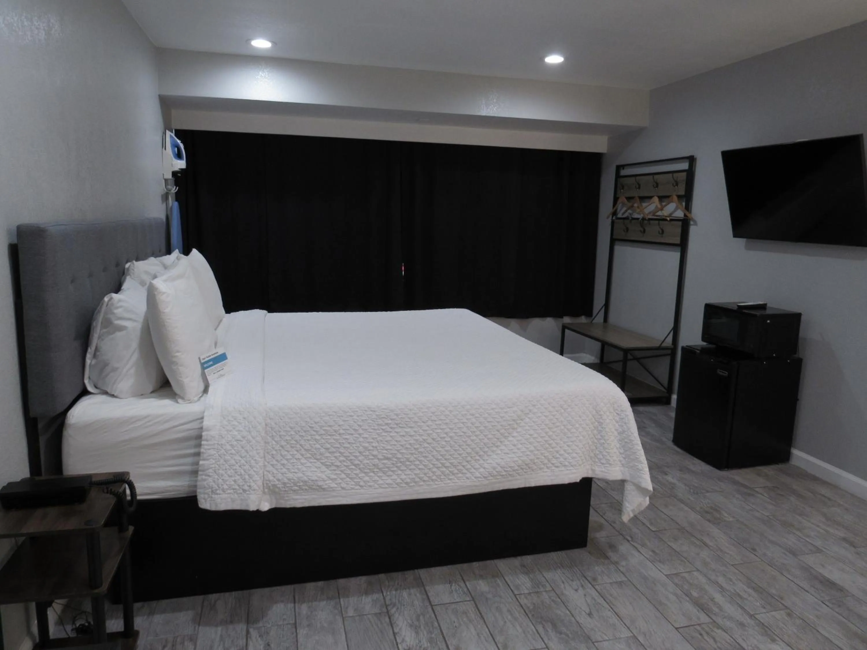 King Room - Non Smoking in Capri Suites Anaheim