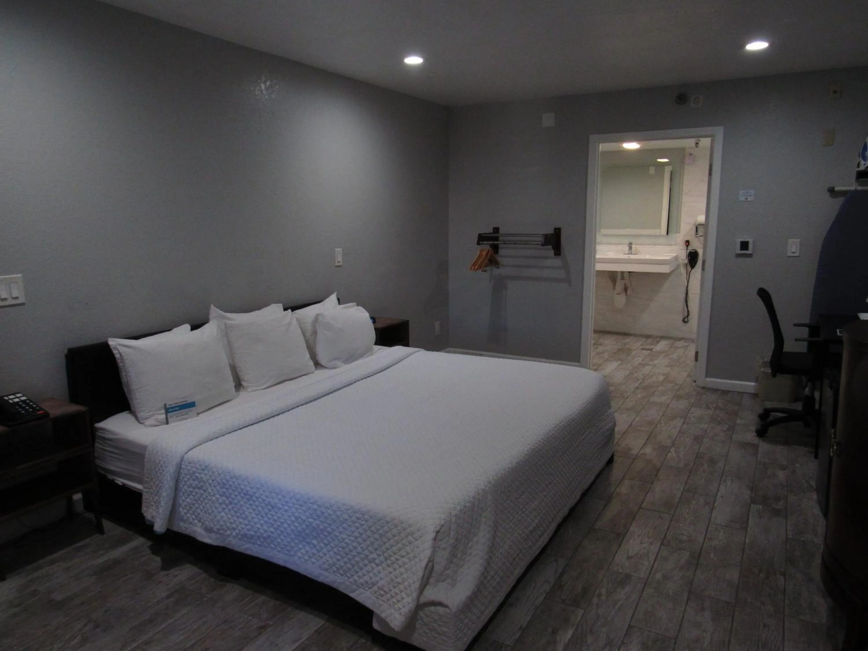 King Room - Wheelchair Accessible/Non-Smoking in Capri Suites Anaheim