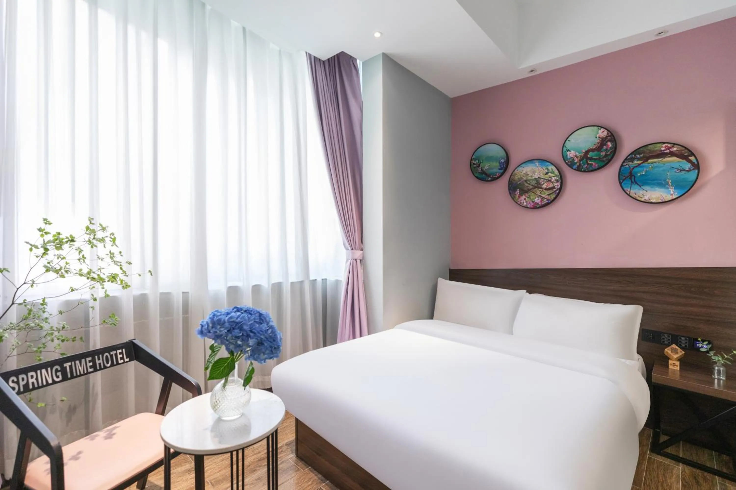 Standard Queen Room in Spring Time Hotel