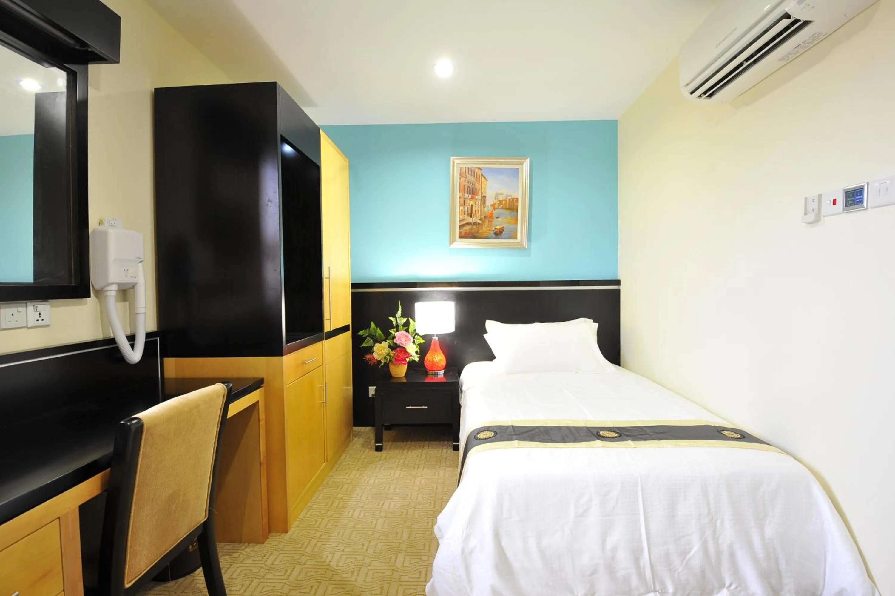 Deluxe Single Room in Hallmark View Hotel