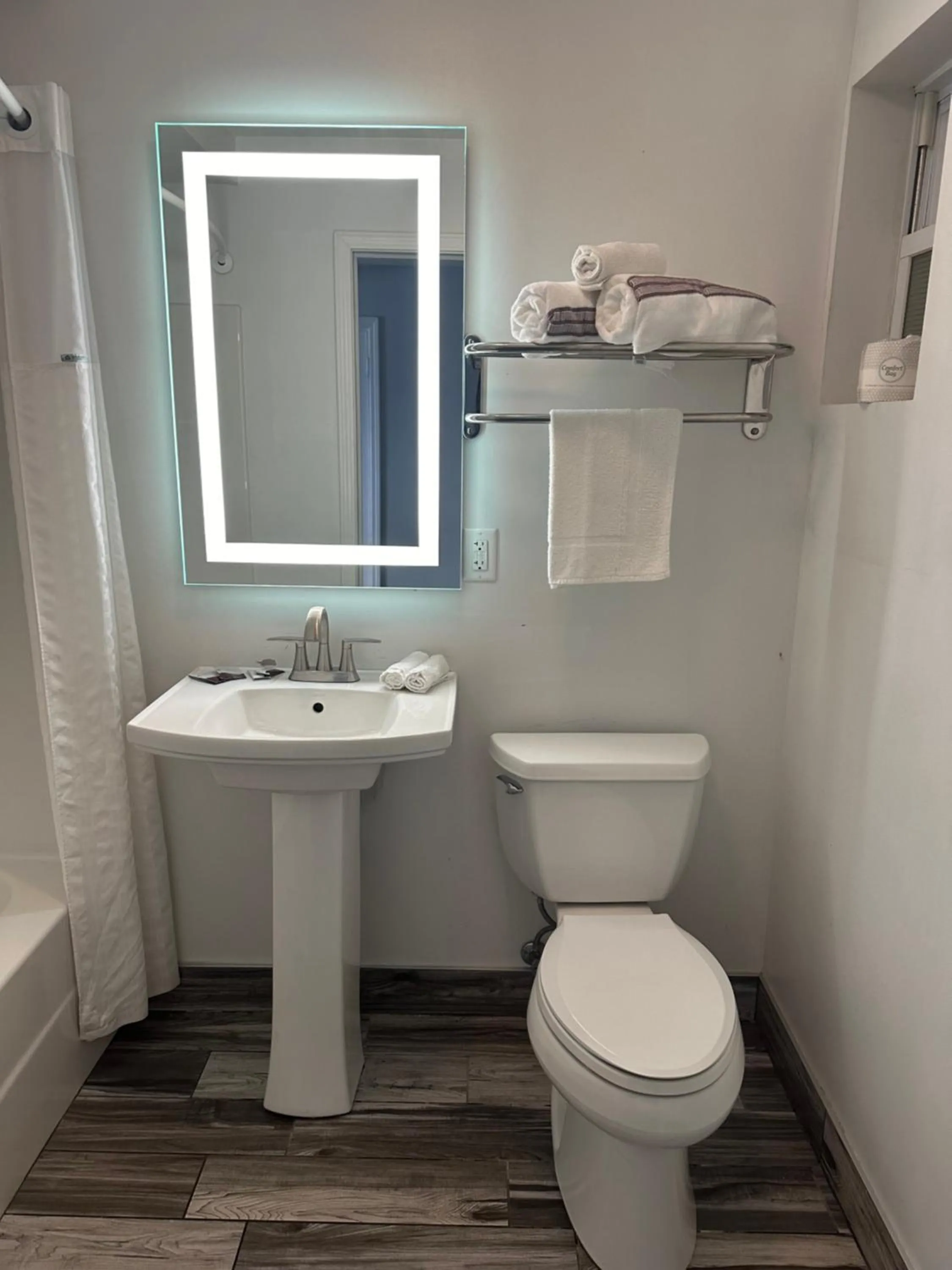 Standard King Room in Lake Erie Lodge