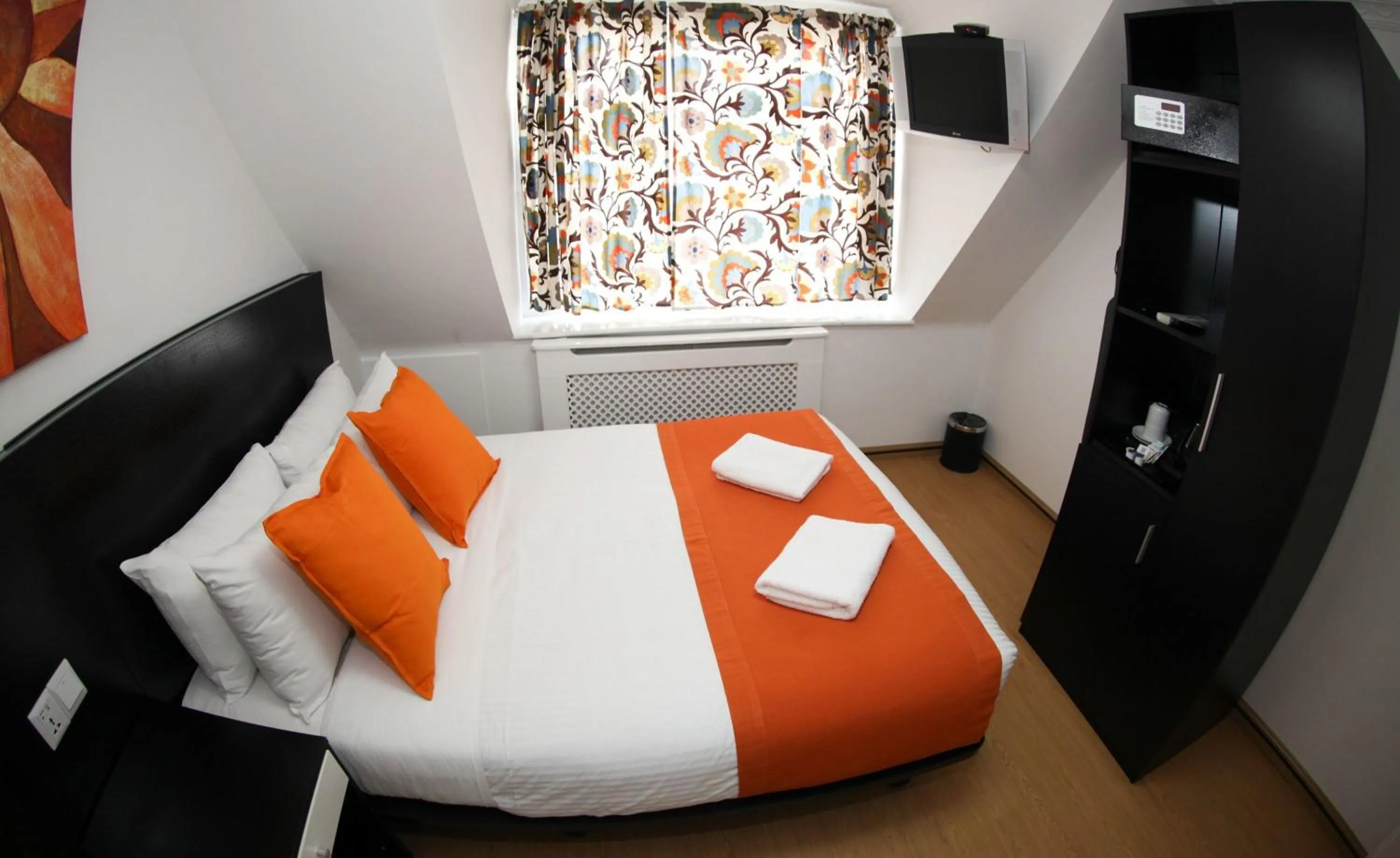 Double Room with Shower in Heathrow Inn Hotel