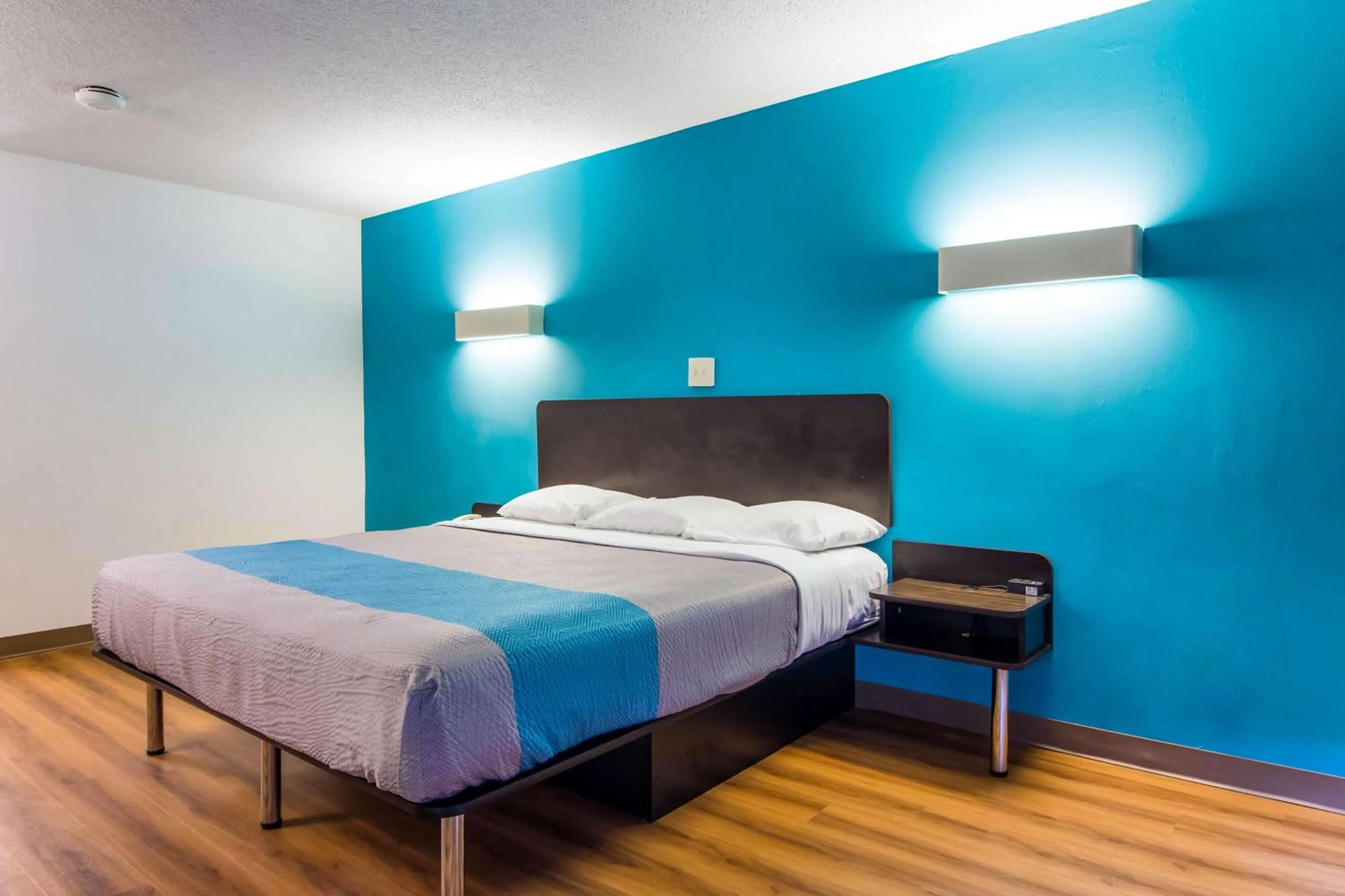 Deluxe King Room - Non-Smoking in Motel-6 Lagrange Ga