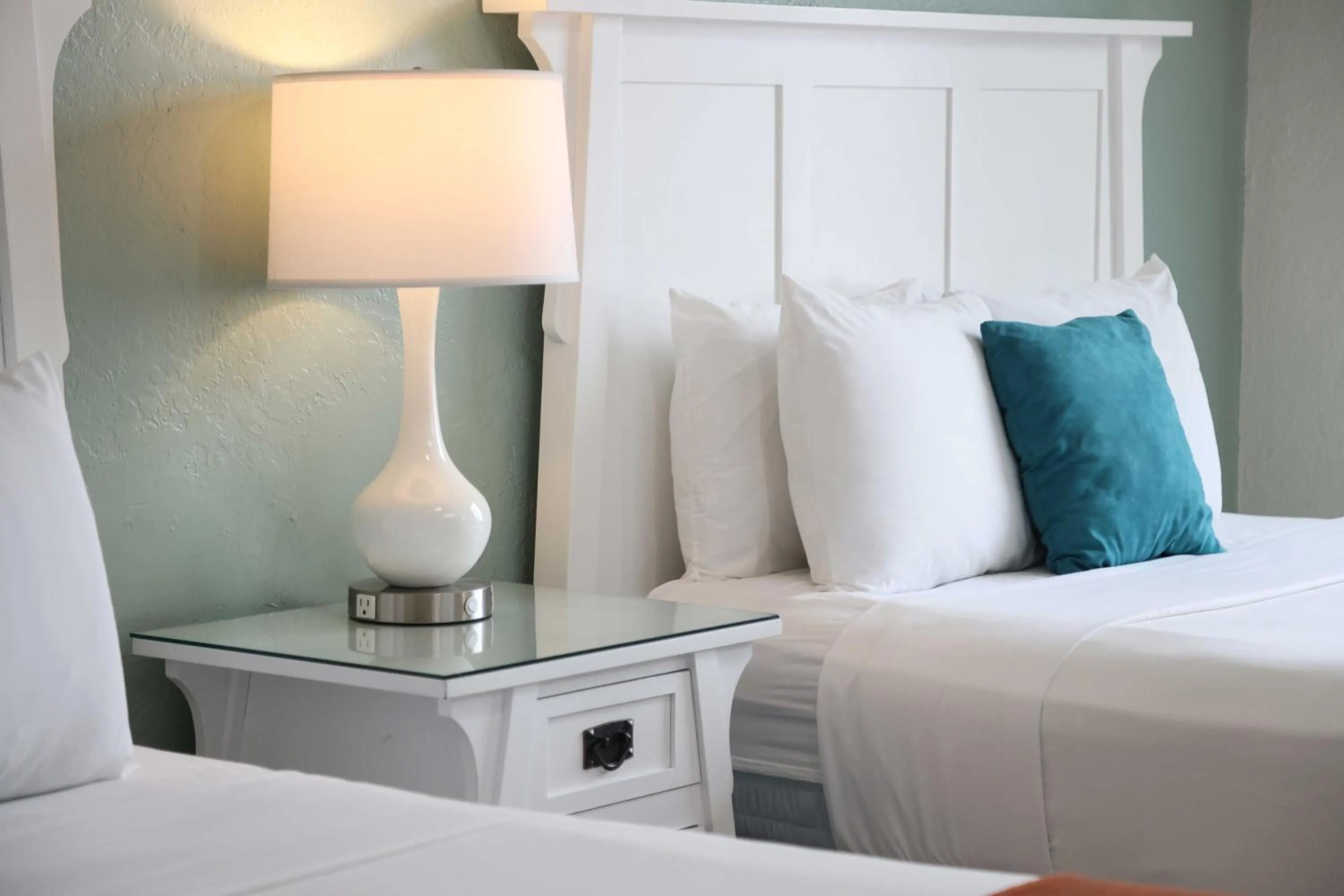 Queen Room with Two Queen Beds in Hotel Carmel Santa Monica