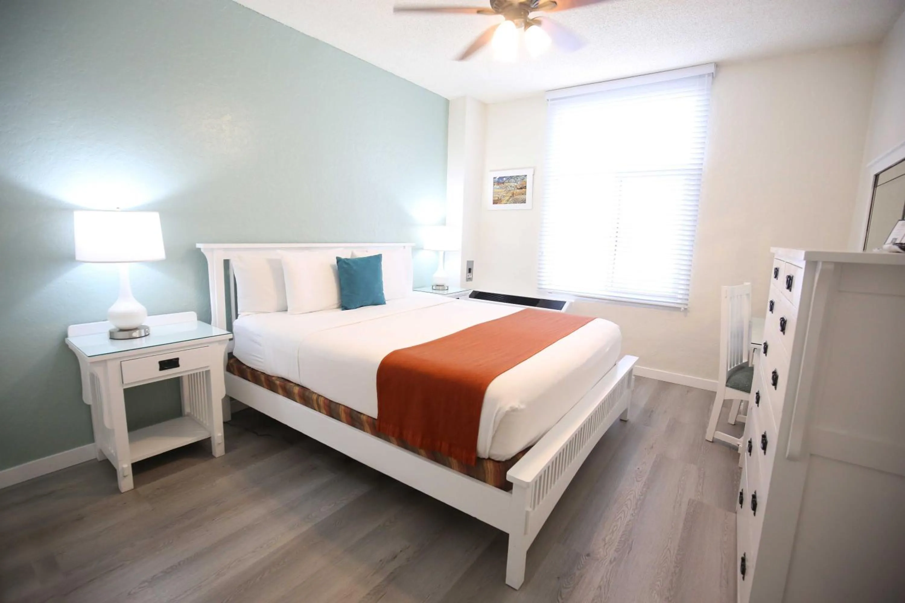 Queen Suite with Sofa Bed in Hotel Carmel Santa Monica